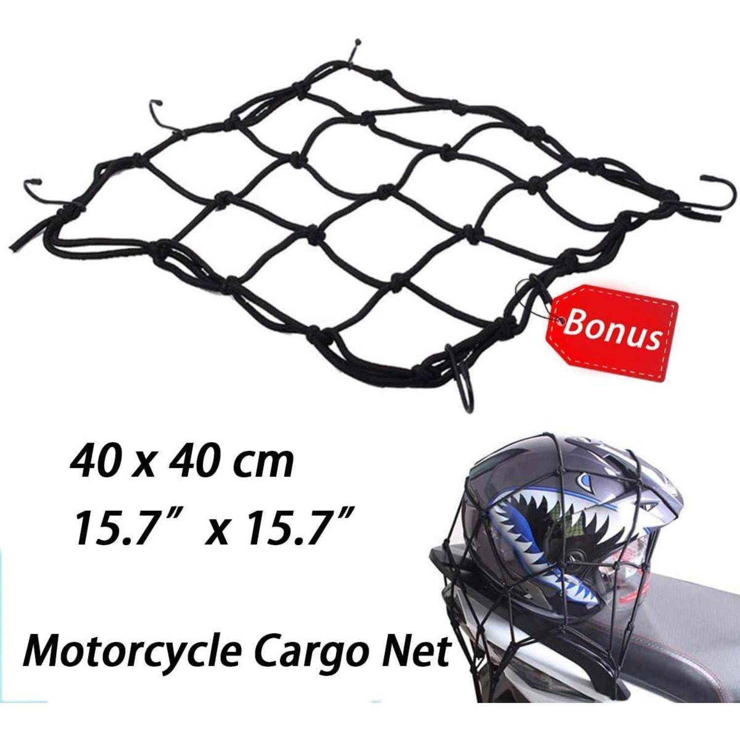 Motorrad-Gepäcknetz mit Bonus-Etikett und Größenangabe „40 x 40 cm" und „15,7"" x 15,7"""", das einen Helm auf einem Motorradsitz sichert.