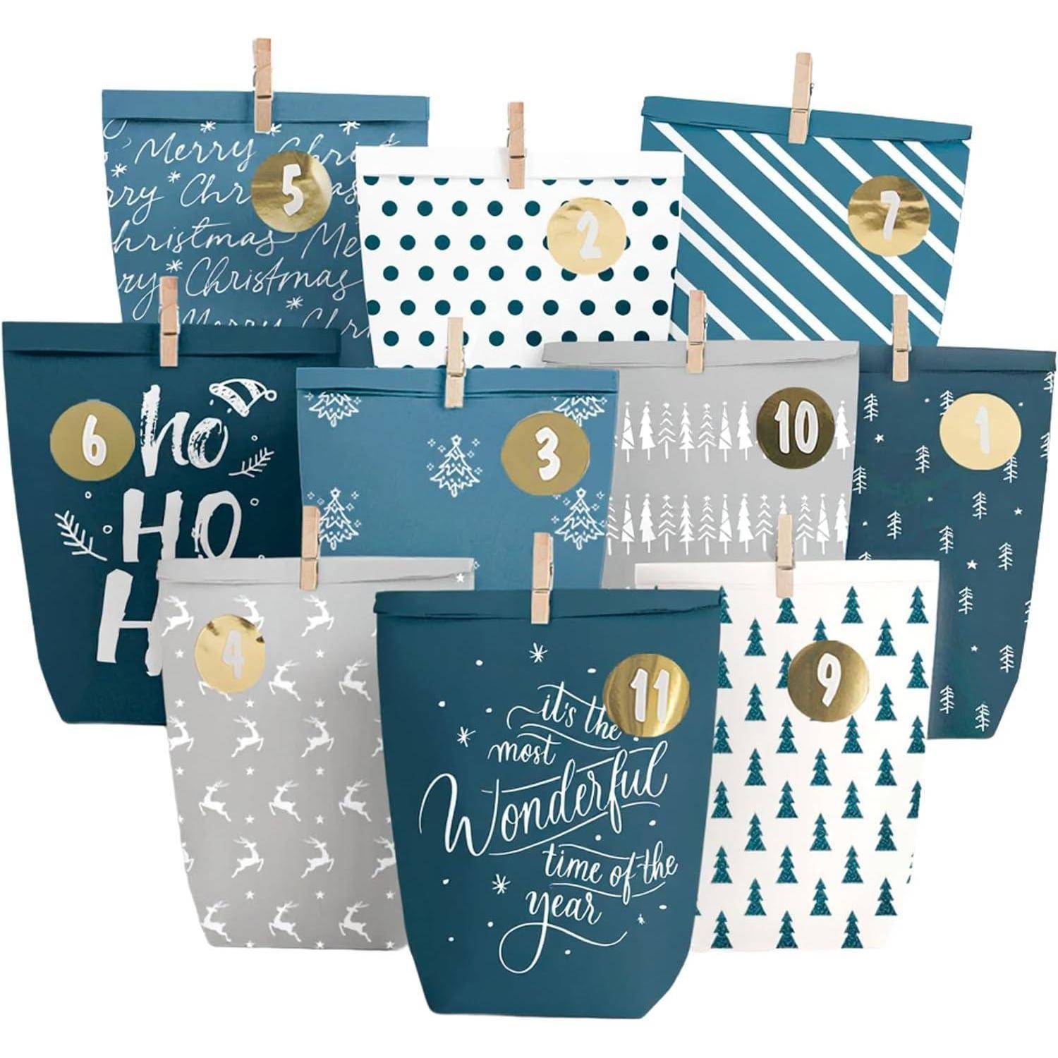 Assortierte weihnachtliche Geschenktüten, nummeriert von 1 bis 11, angeordnet wie ein Adventskalender mit festlichen Mustern und Weihnachtssprüchen.