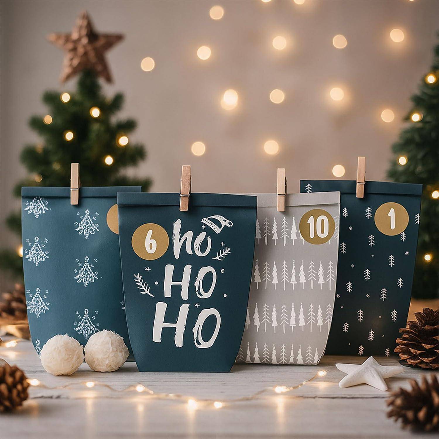 Vier dekorierte Papiertüten zum Verschenken mit nummerierten Adventskalender-ähnlichen Etiketten ('6', '10', '1') und 'ho ho ho'-Text, an einer Leine vor Weihnachtsbäumen und Lichtern angebracht.