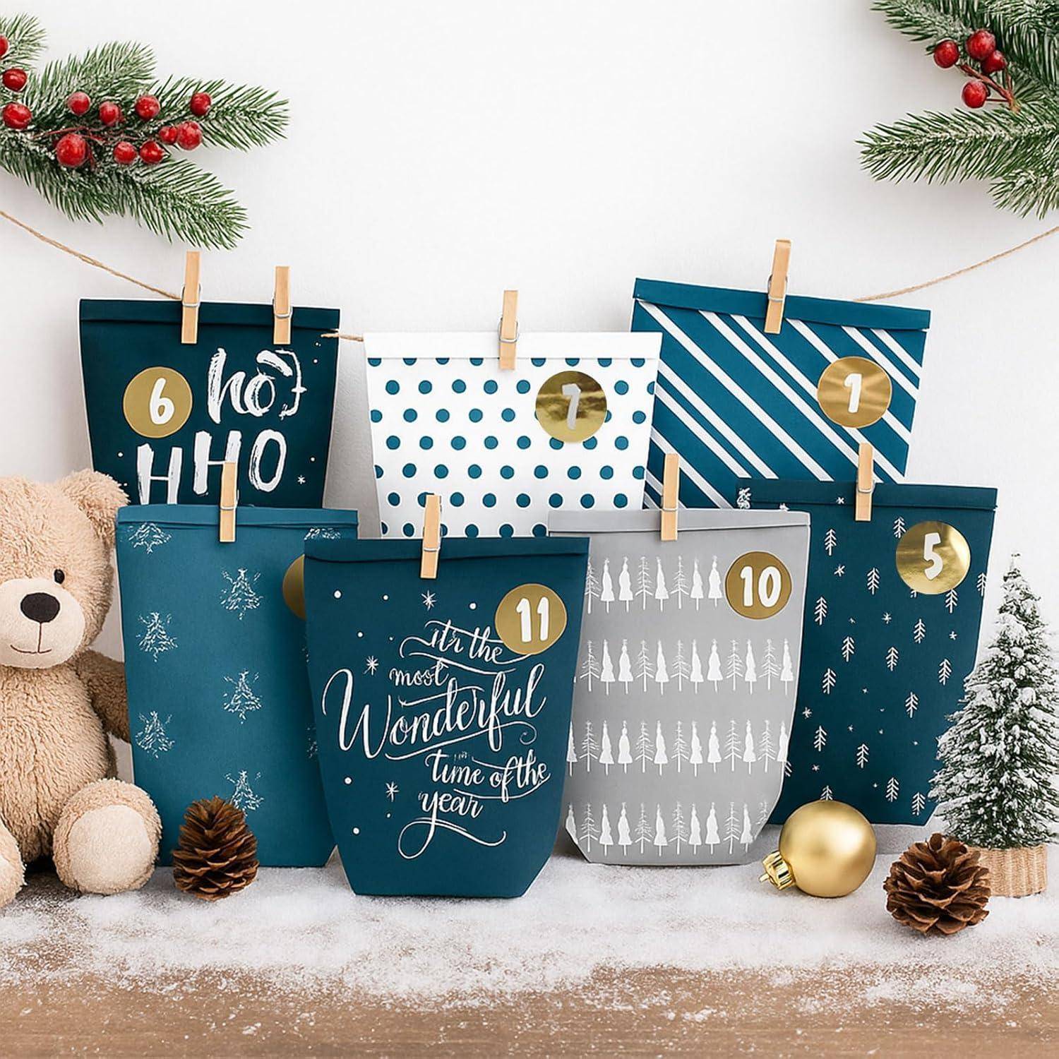 Festlicher Adventskalender zum Aufhängen mit sechs nummerierten Geschenktüten, die an einer Schnur befestigt sind, umgeben von einem Teddybär, Tannenzapfen, Weihnachtskugeln und winterlichem Grünzeug.