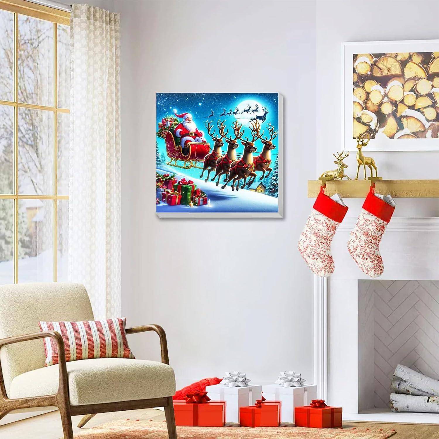 Festliches Wohnzimmer mit einem Weihnachtsmannschlitten-Druck an der Wand, Weihnachtsstrümpfen auf dem Kaminsims und eingepackten Geschenken darunter.