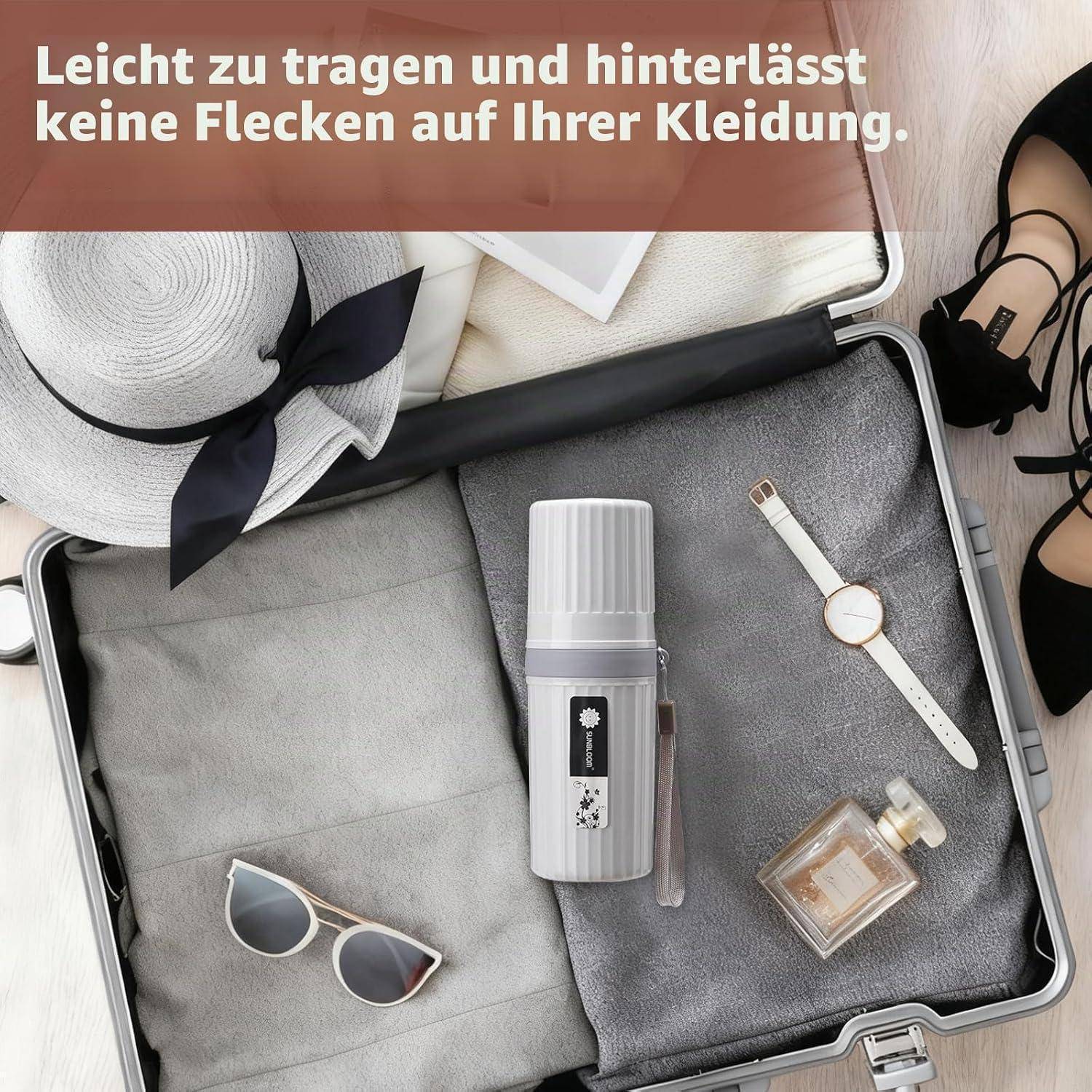 Offener Koffer gepackt mit ordentlich gefalteter Kleidung, einer Reiseflasche, Sonnenbrille, Uhr, Parfüm und einem Hut; deutscher Text besagt, dass er leicht zu tragen ist und keine Flecken auf der Kleidung hinterlässt.