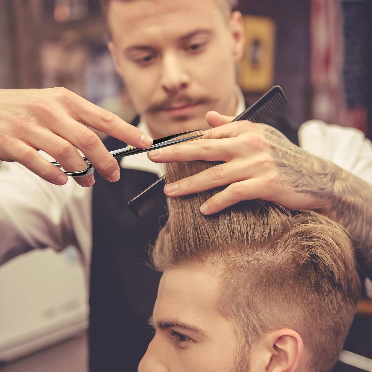 Ein Friseur schneidet und kämmt das Haar eines Mannes in einem Friseursalon und formt einen modernen Undercut-Stil.