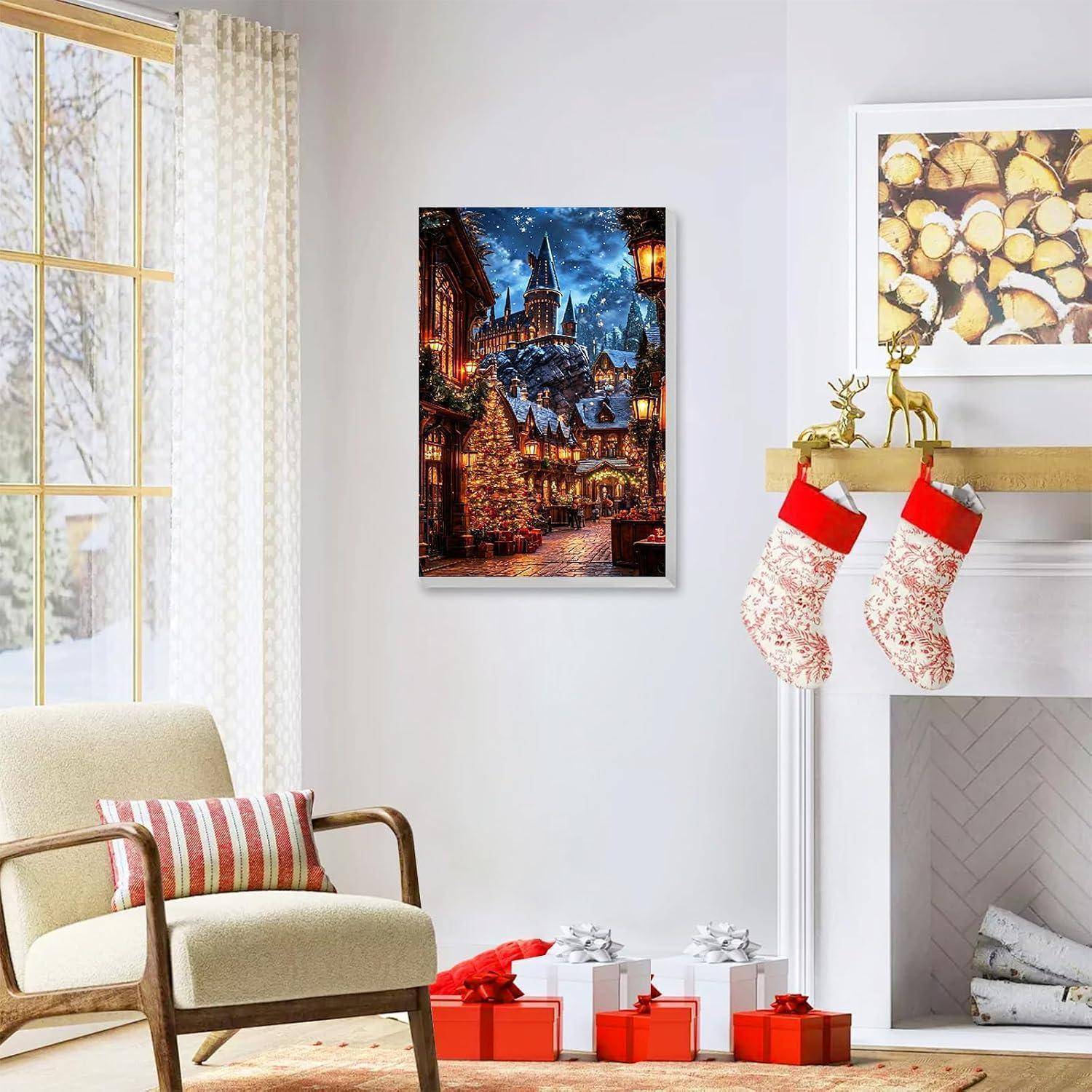 Gemütliches Wohnzimmer mit Kamin und Sessel, für Weihnachten dekoriert mit Strümpfen, verpackten Geschenken und festlicher Wandkunst.