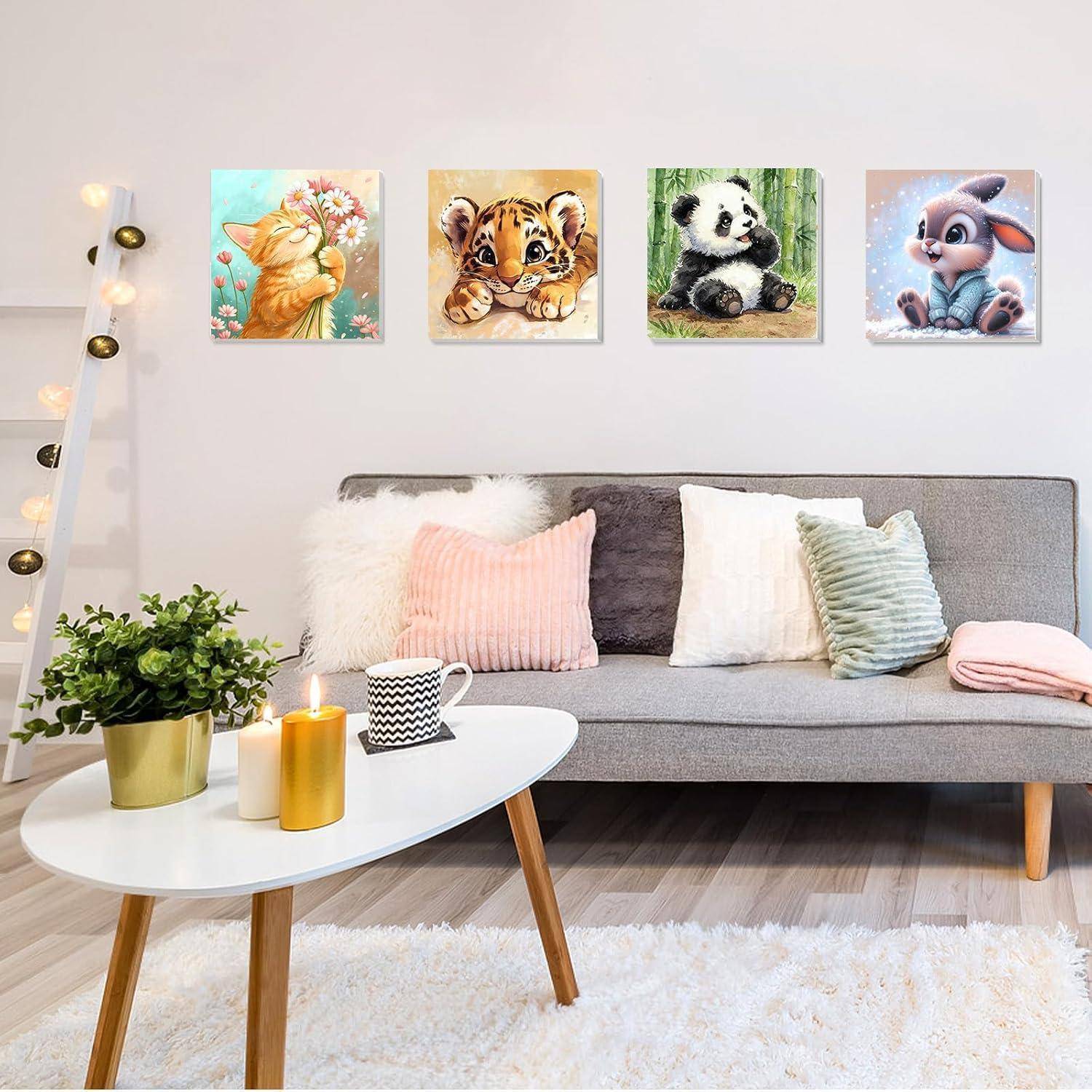 Helles Wohnzimmer mit grauem Sofa, weißem Couchtisch, Kerzen, Pflanze und vier niedlichen Tier-Wanddrucken über dem Sofa.