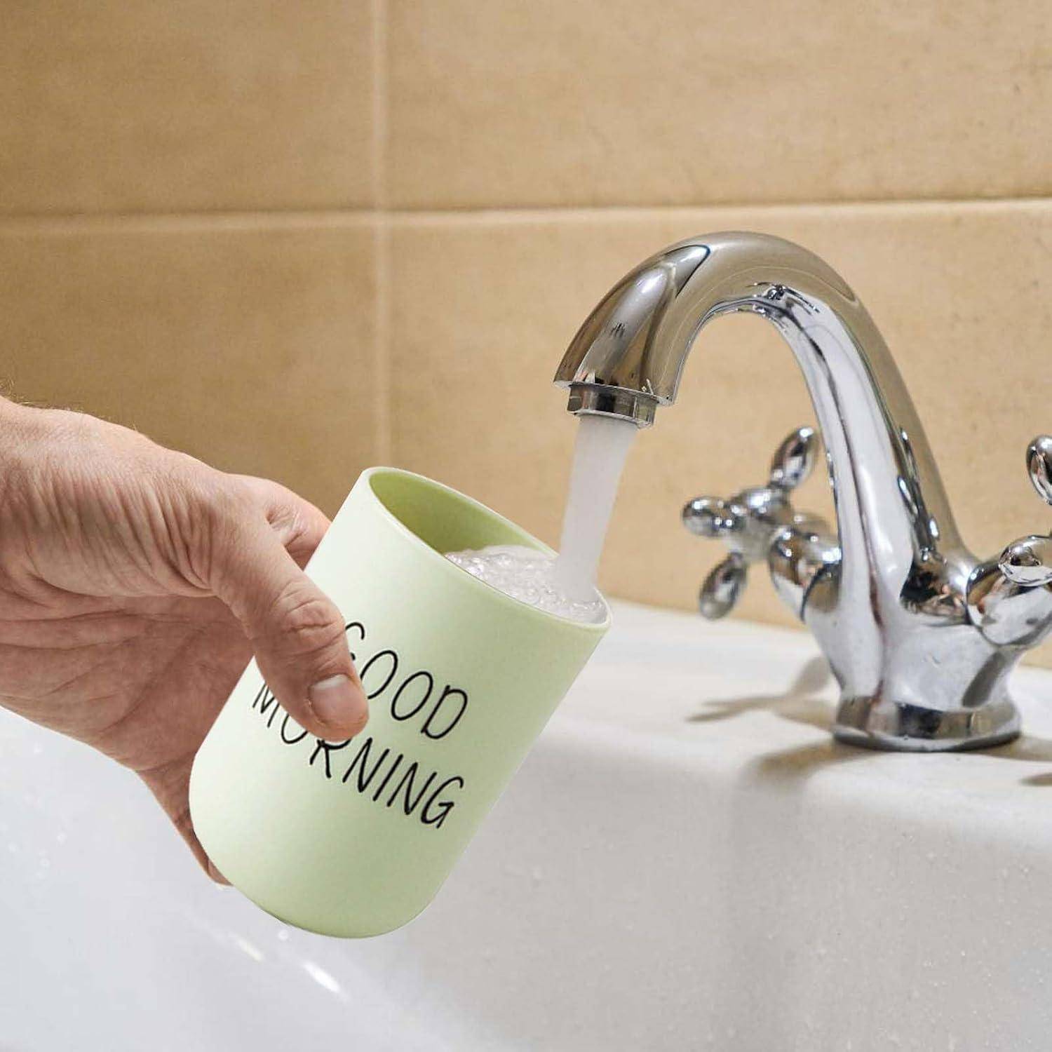 Eine Hand gießt Wasser aus einem Wasserhahn in eine Tasse mit der Aufschrift „Guten Morgen
