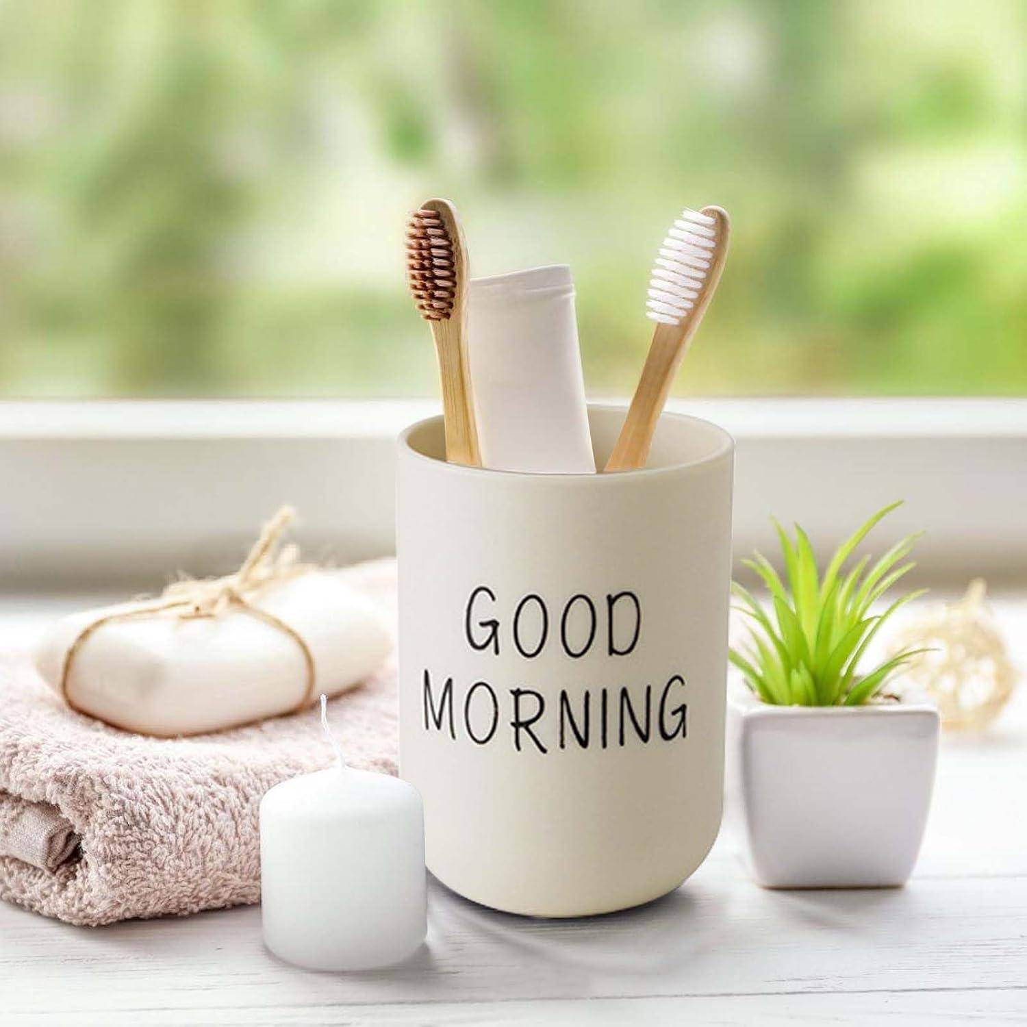Badezimmeressentials in einem weißen Behälter mit der Aufschrift „GOOD MORNING