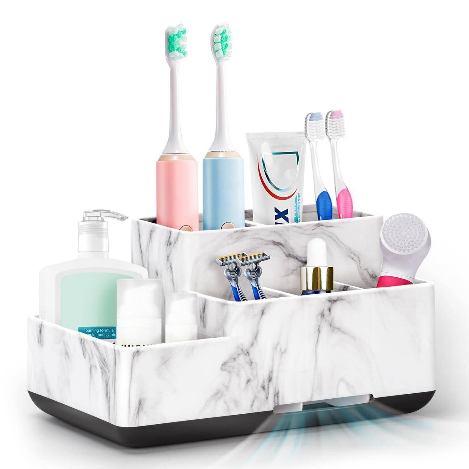 Badezimmerorganizer mit Marmormuster, der zwei elektrische Zahnbürsten, zwei manuelle Zahnbürsten, Zahnpasta, Rasierer, Seifenspender, Lotionsflasche und eine Gesichtsbürste hält.