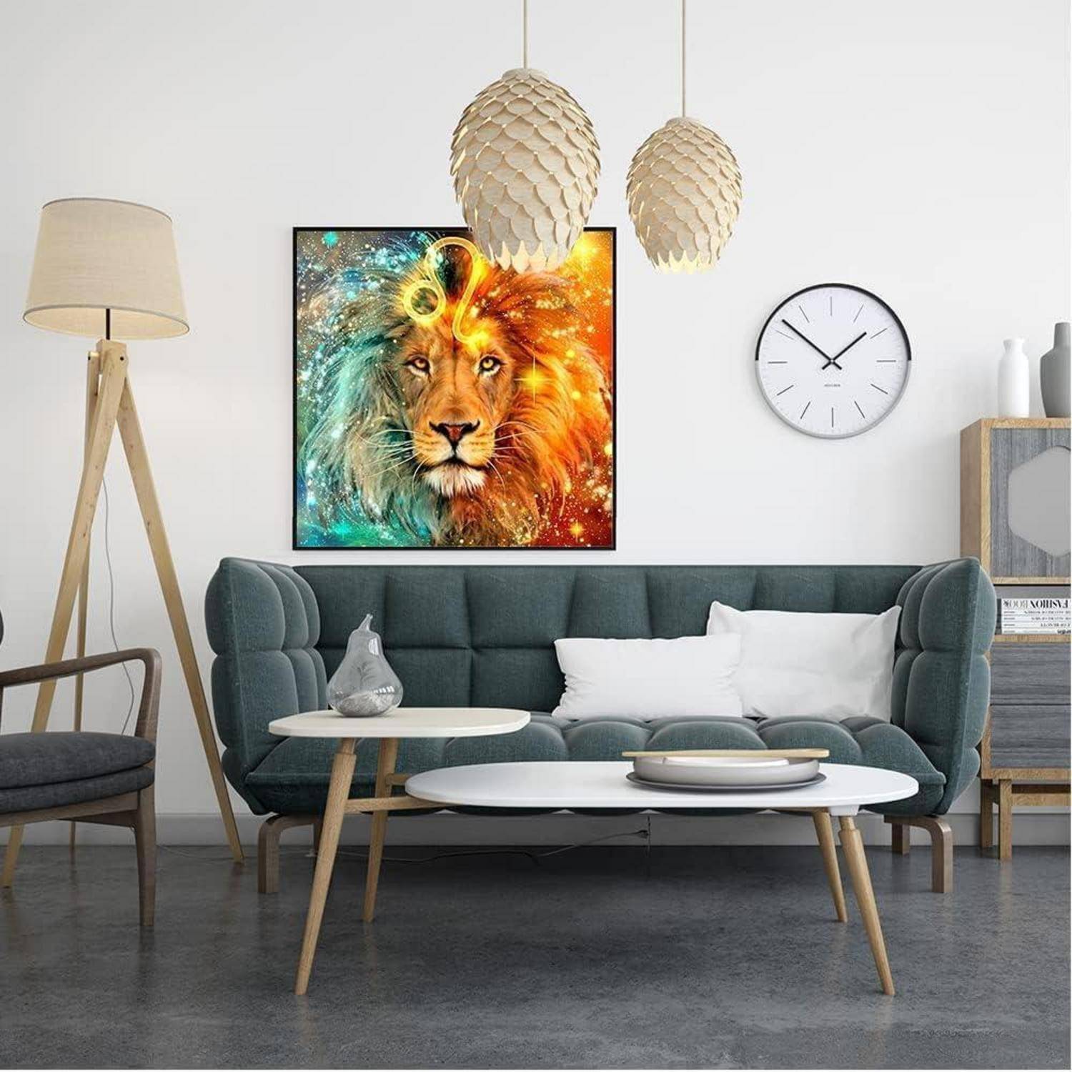 Modernes Wohnzimmer mit petrolblauem Sofa, weißen Couchtischen, Stehleuchte, Wanduhr und farbenfrohem Löwenkunstwerk in der Mitte über dem Sofa.