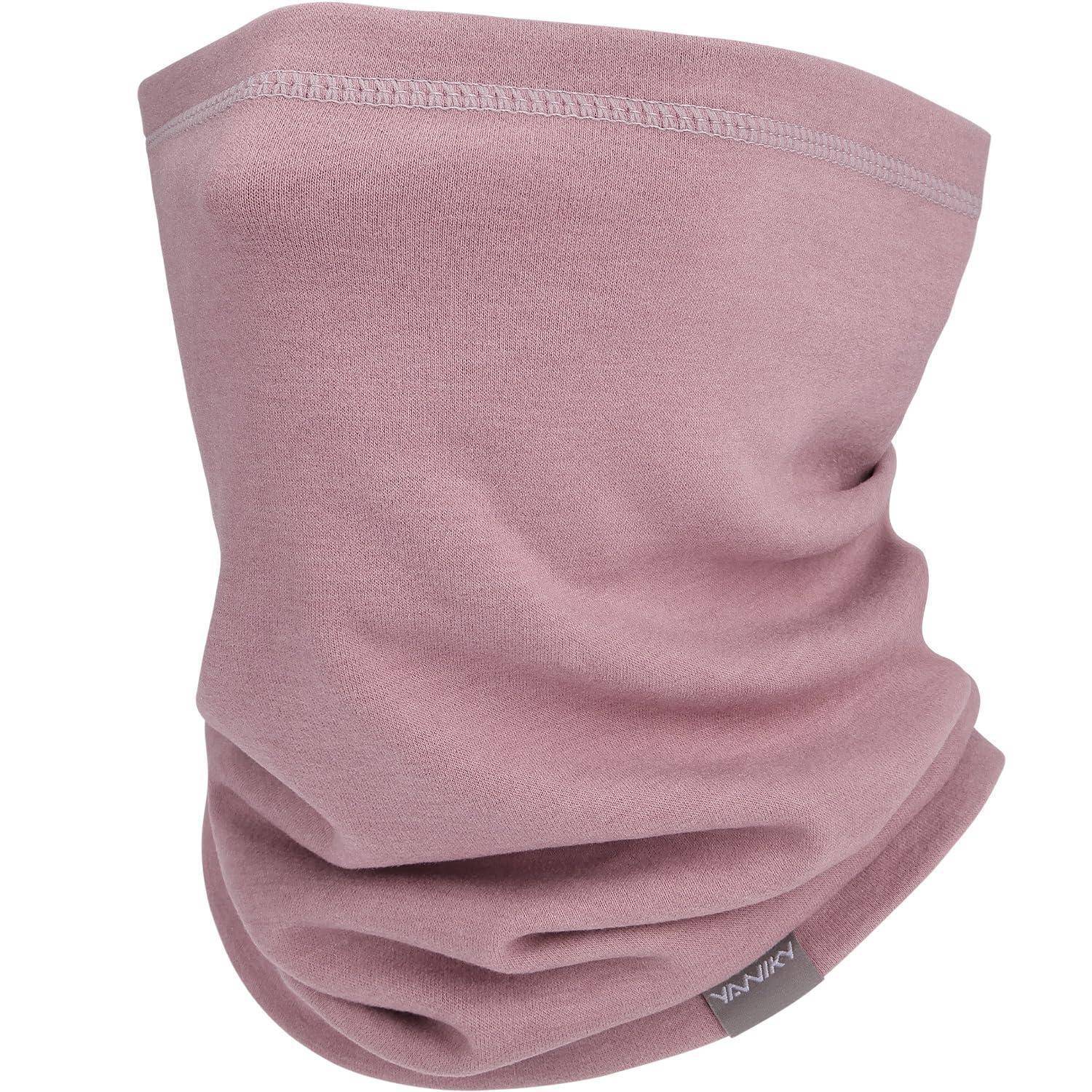 Rosa Stoffschal oder Gesichtsmaske, isoliert auf weißem Hintergrund dargestellt.