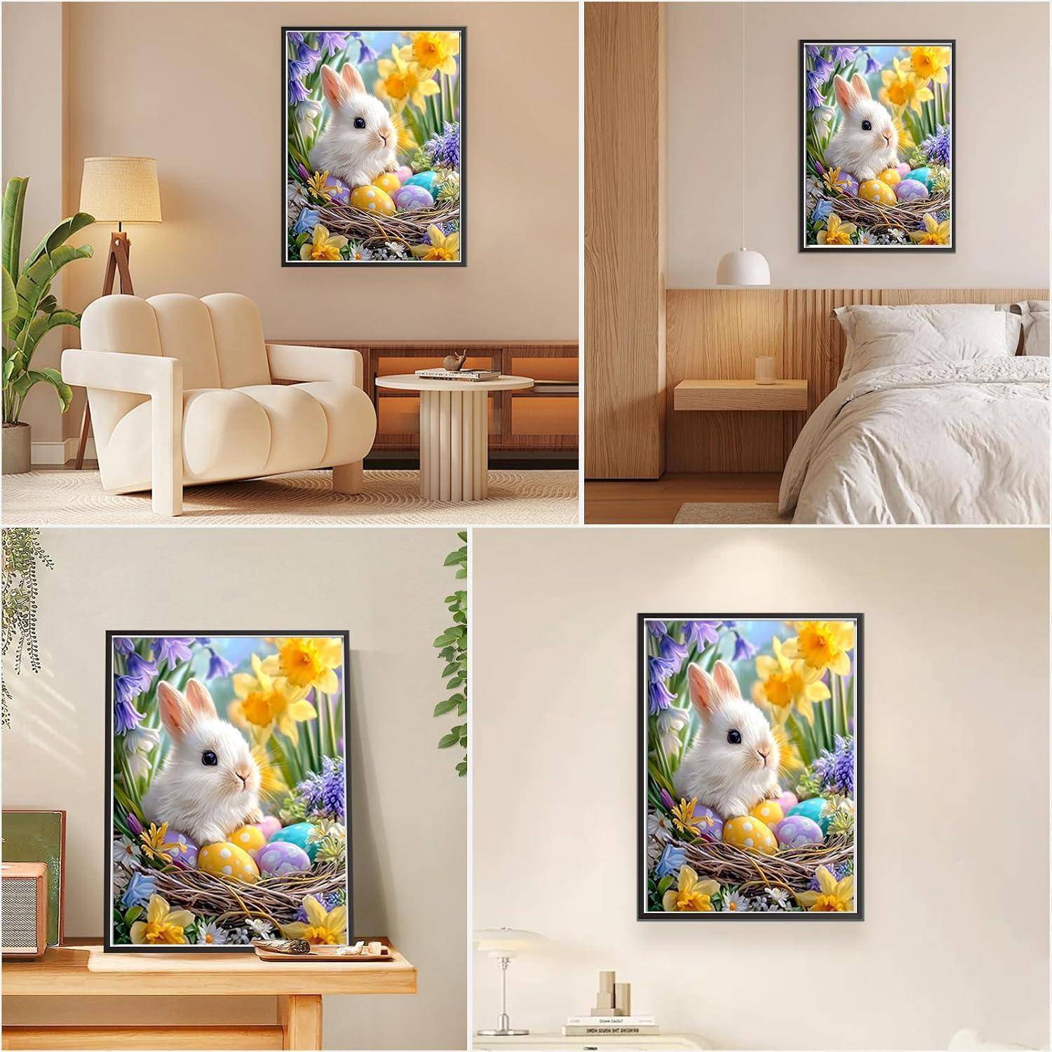 Gerahmtes Kunstwerk eines weißen Kaninchens in einem Nest mit bunten Eiern und Frühjahrsblumen, dargestellt als Wanddekoration in mehreren Wohnungsinterieurs.