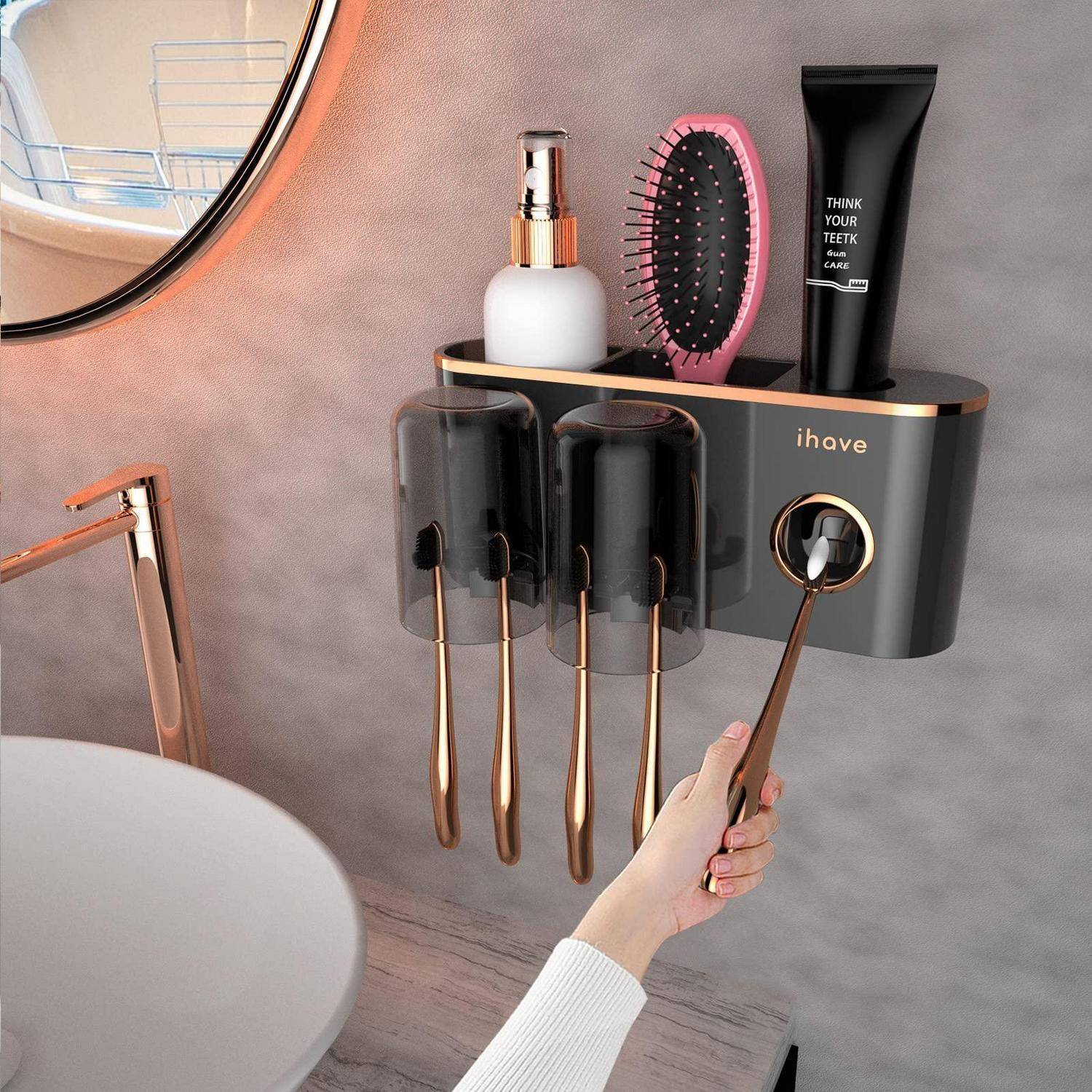 An der Wand montierter Badezimmerorganizer mit Zahnbürsten, Zahnpasta, einer Sprühflasche und einer Haarbürste neben einem Waschbecken.