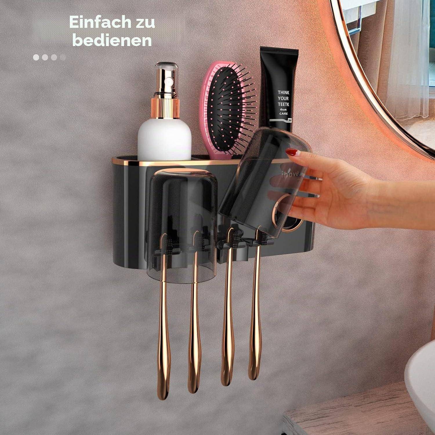 Wandmontierter Badezimmerorganizer, der Flaschen und Bürsten hält, mit einer Hand, die eine schwarze elektrische Zahnbürste in einen Ladesteckplatz einführt.