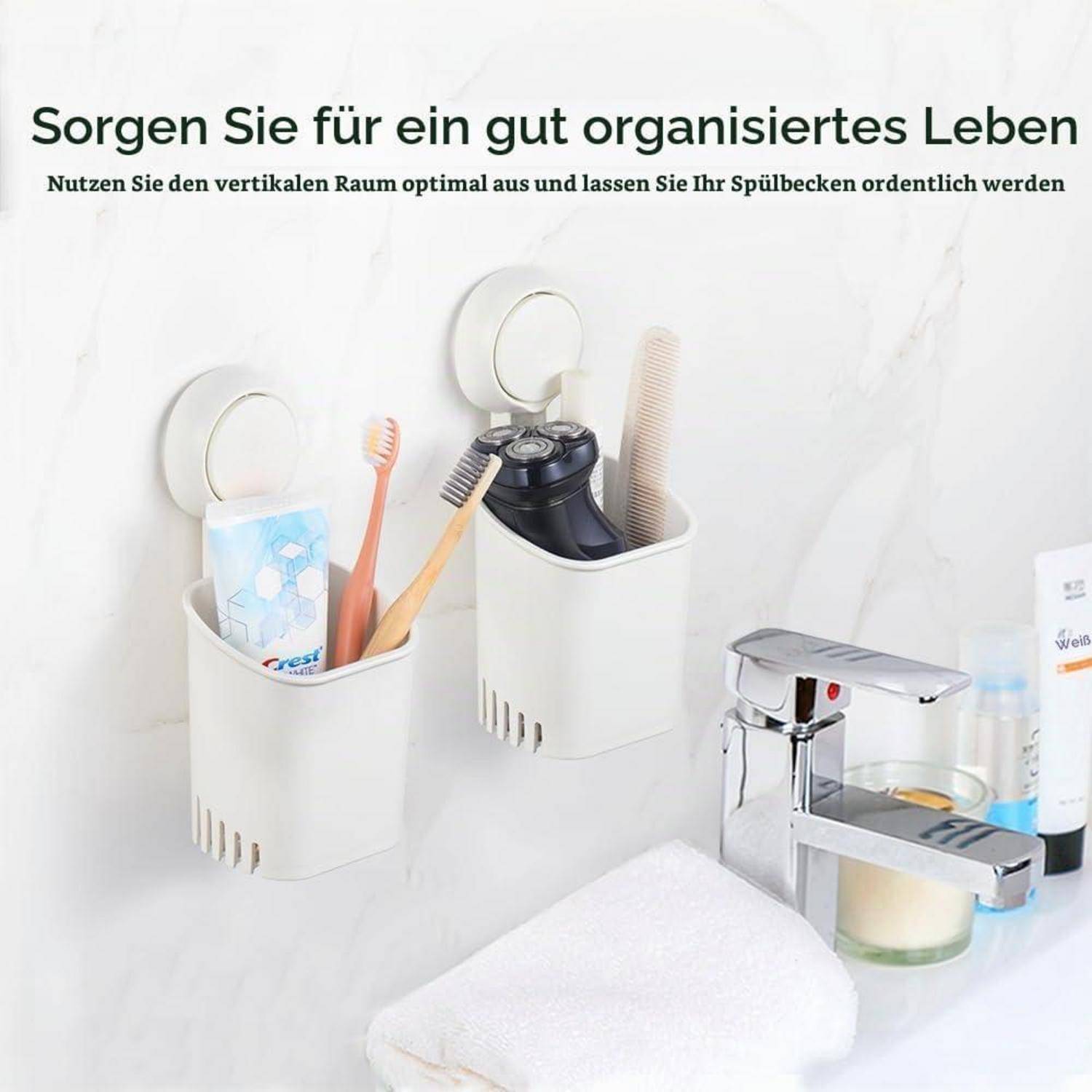 Wandmontierte Badezimmer-Organizer mit Zahnbürsten, Zahnpasta, einem Rasierer und einem Kamm; deutscher Text empfiehlt die Nutzung des vertikalen Platzes und hält das Waschbecken frei.
