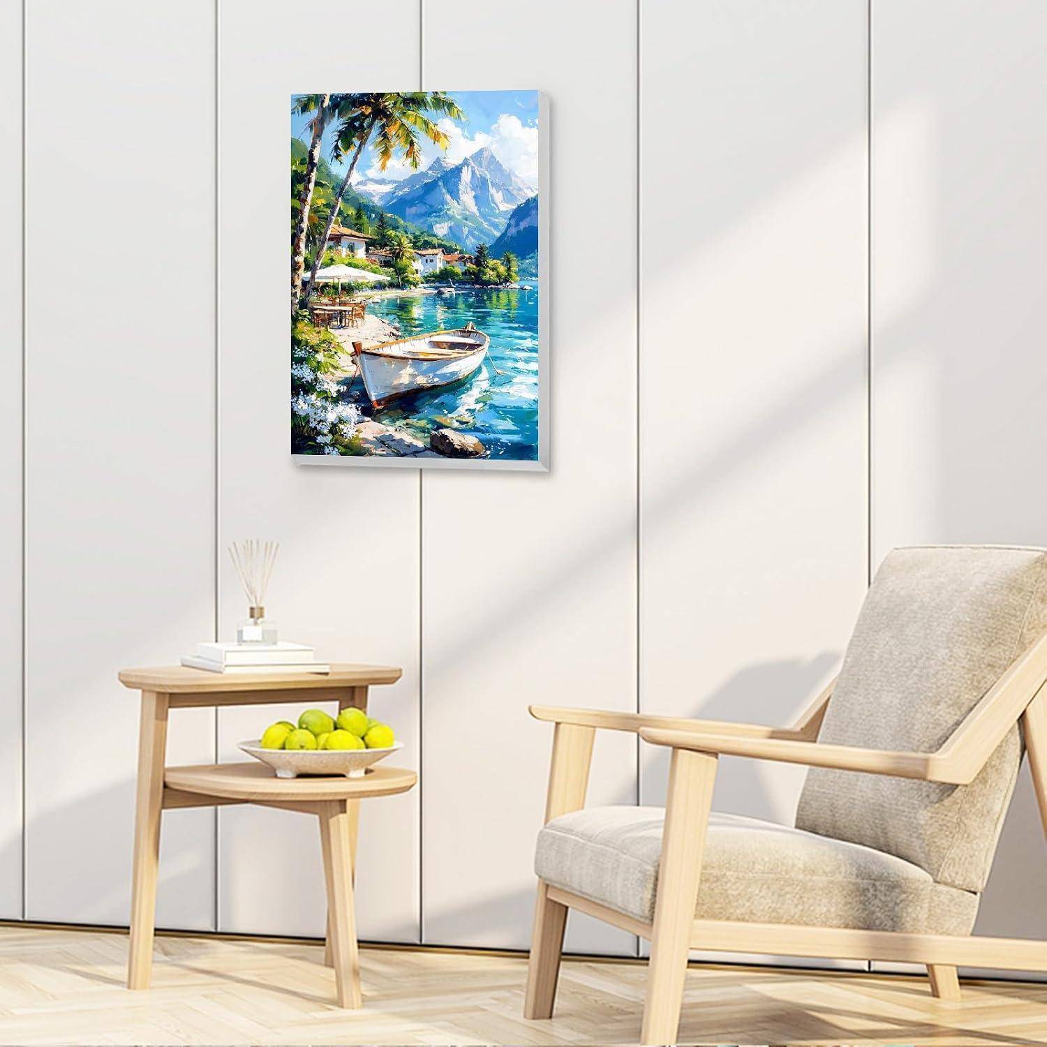 Helles Wohnzimmer mit einem beigen Sessel, kleinem Beistelltisch mit Obst und einem gerahmten Küstenlandschaftsgemälde an einer weißen Paneelwand.