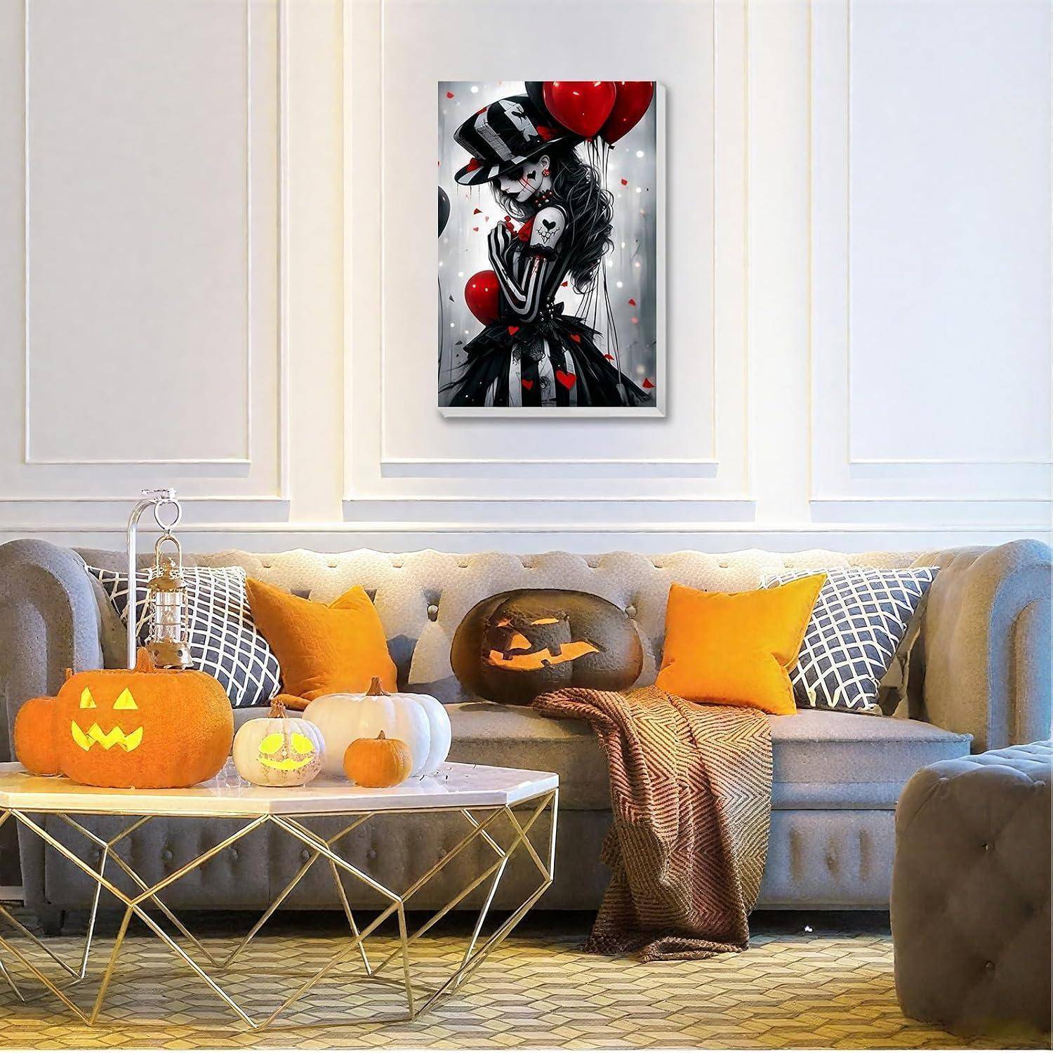 Stilvolles Wohnzimmer, das zu Halloween dekoriert ist, mit geschnitzten Kürbissen, orangefarbenen Kissen, einer karierten Wurfdecke und einem gruseligen Wandkunstdruck über dem Sofa.