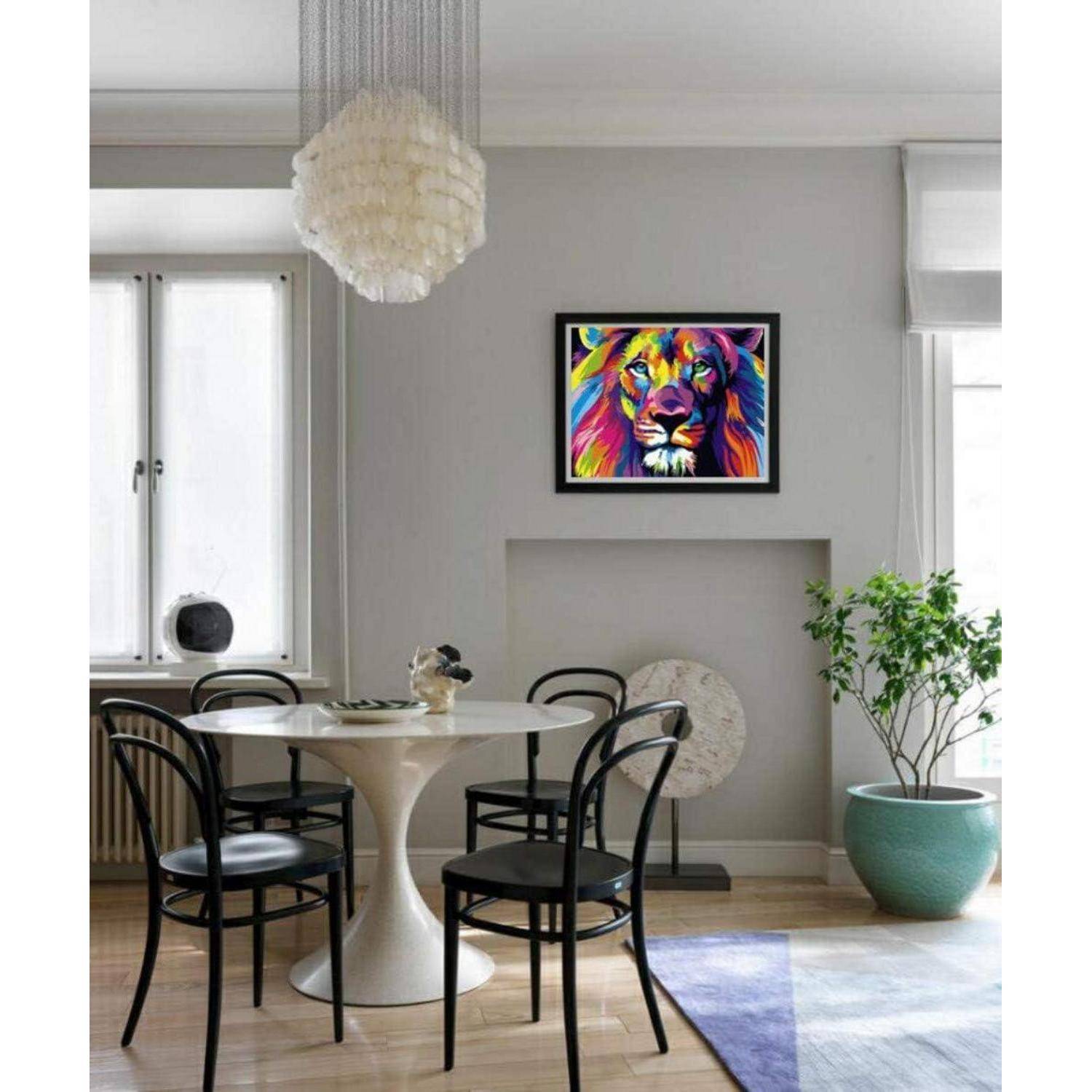 Modernes Esszimmer mit einem runden Tisch und schwarzen Stühlen, farbenfroher Löwenkunst über dem Kamin und einer Topfpflanze am Fenster.