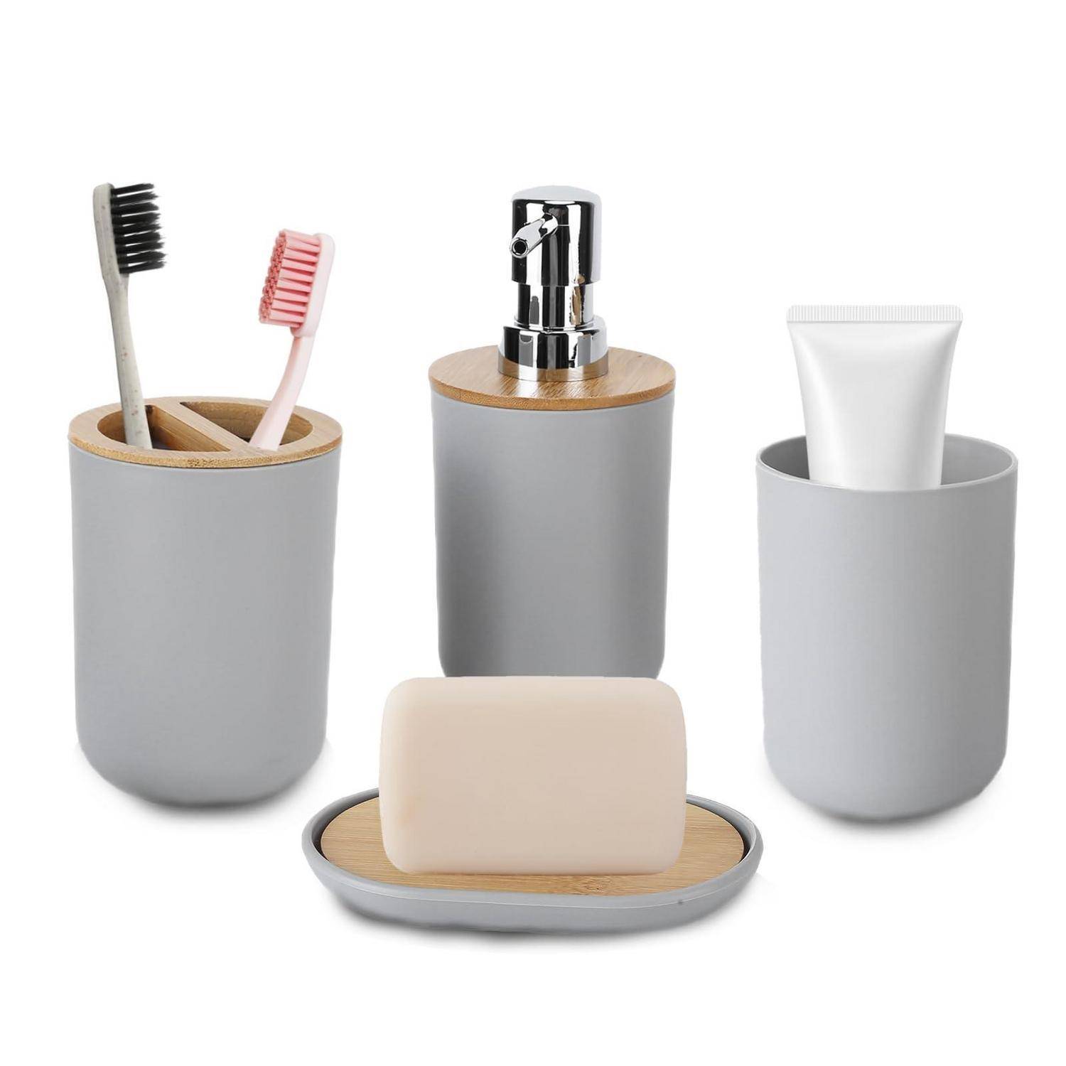 Badezimmeraccessoire-Set in Grau und Holz: Zahnbürstenhalter mit zwei Zahnbürsten, Seifenspender, Zahncremespender und Seifenschale mit Seifenstück.
