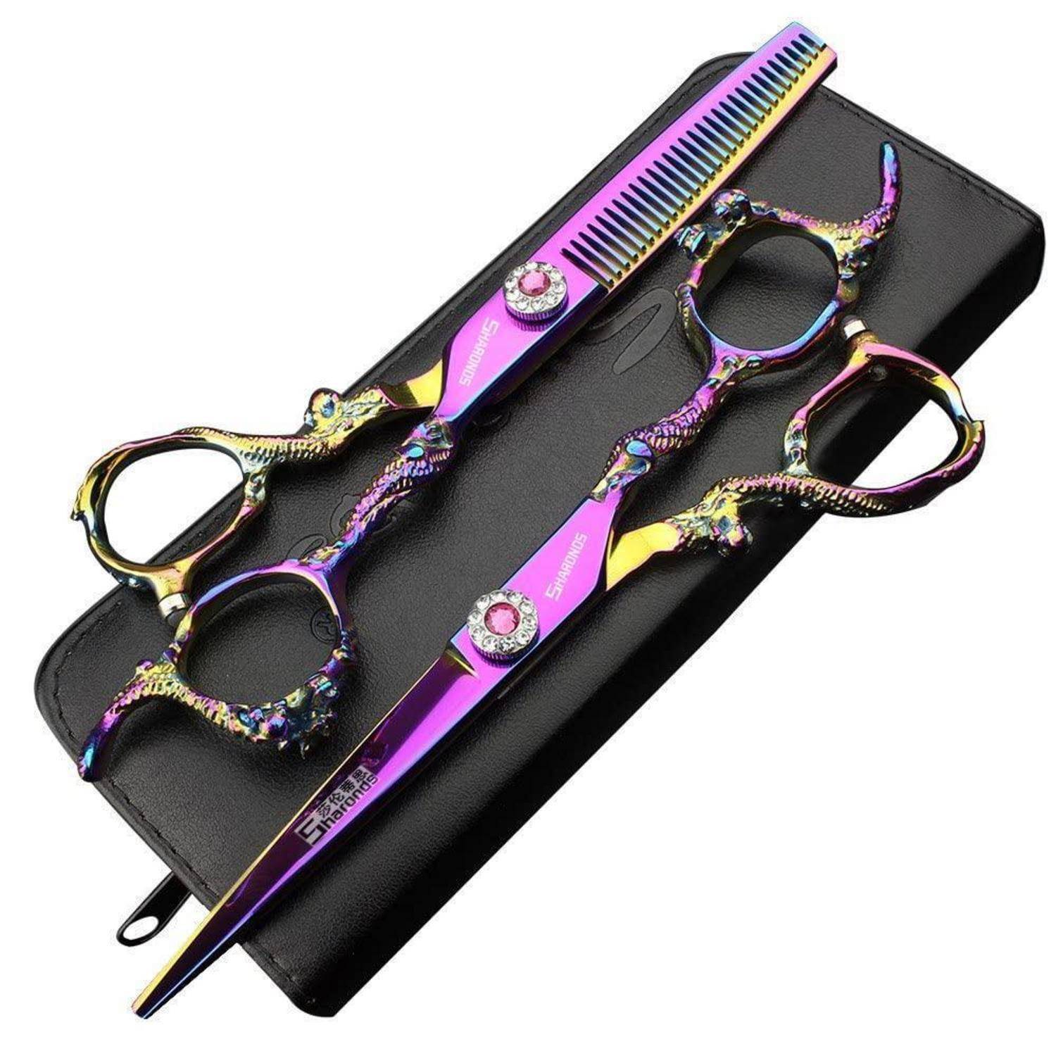 Schillernde Friseurscheren und ein passendes Kamm auf einem schwarzen Etui, gezeigt als Haarpflegeset.