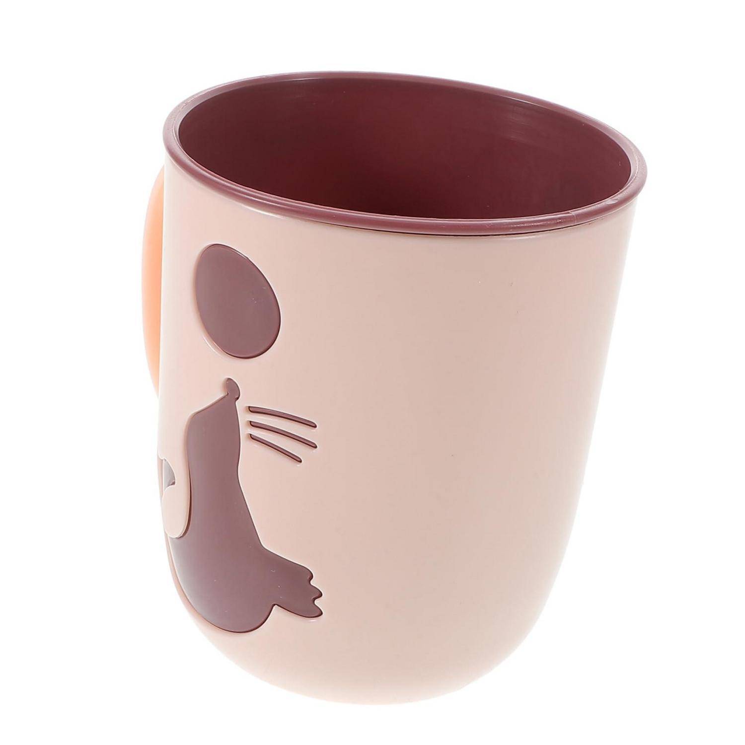 Beiger Becher mit dunkelrot gefärbtem Rand und Innenseite, mit einem stilisierten Siegeldesign auf der Seite.