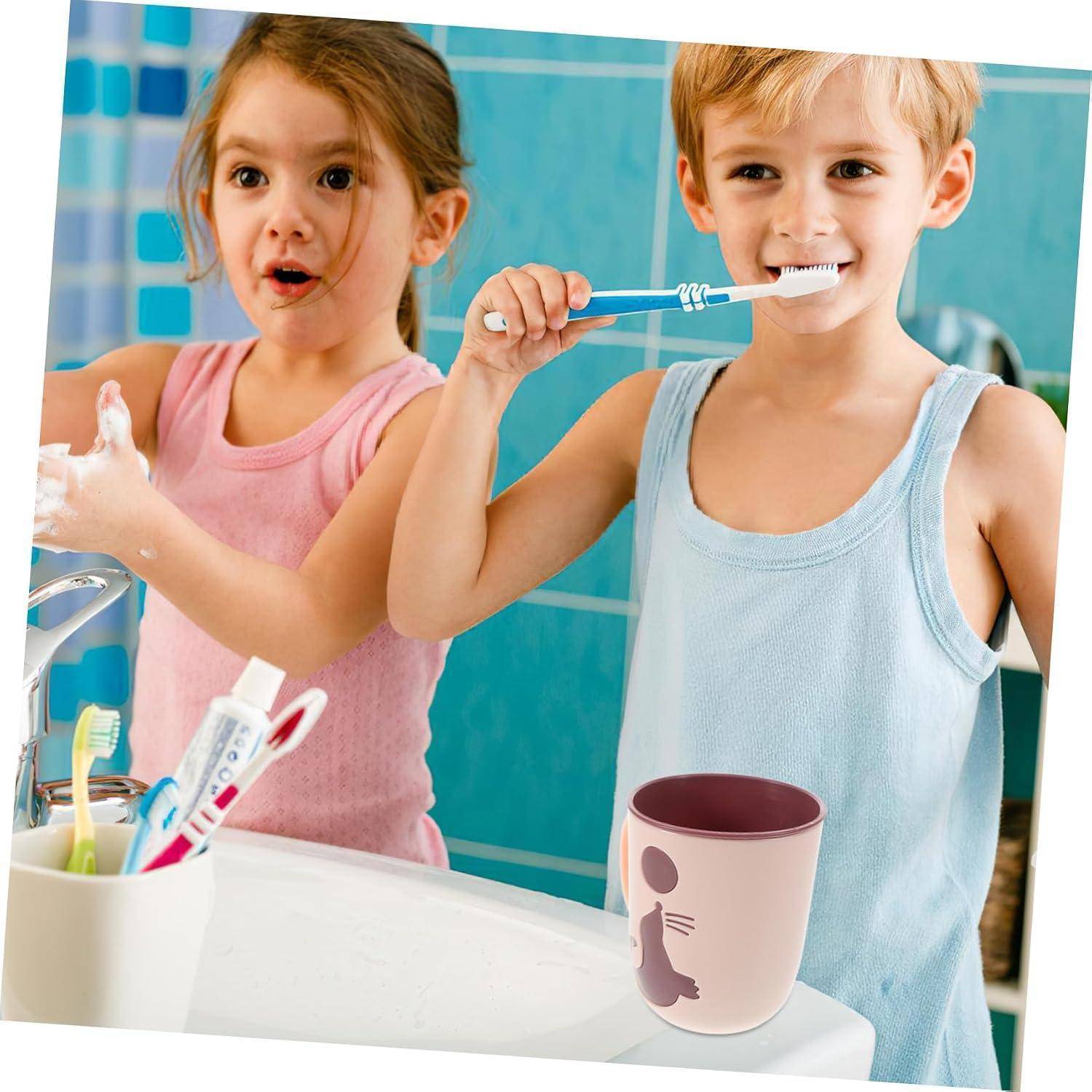 Zwei Kinder putzen sich die Zähne an einem Waschbecken im Badezimmer, wobei ein rosa und ein blaues Zahnputzbecher im Vordergrund zu sehen sind.