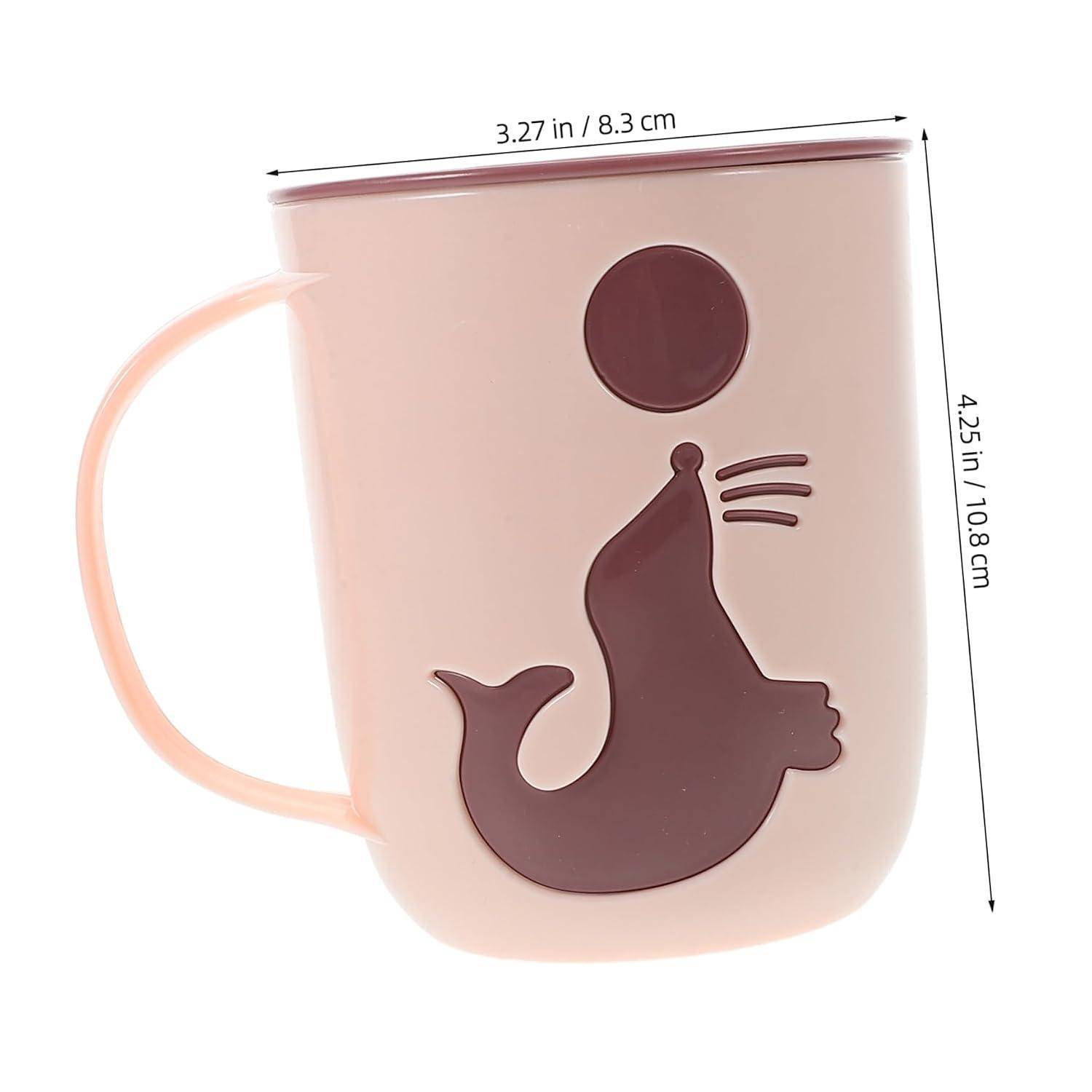 Rosa Tasse mit Griff und dunklem Silhouetten-Siegeldesign; mit den Maßen 3,27 Zoll Breite und 4,25 Zoll Höhe gekennzeichnet.