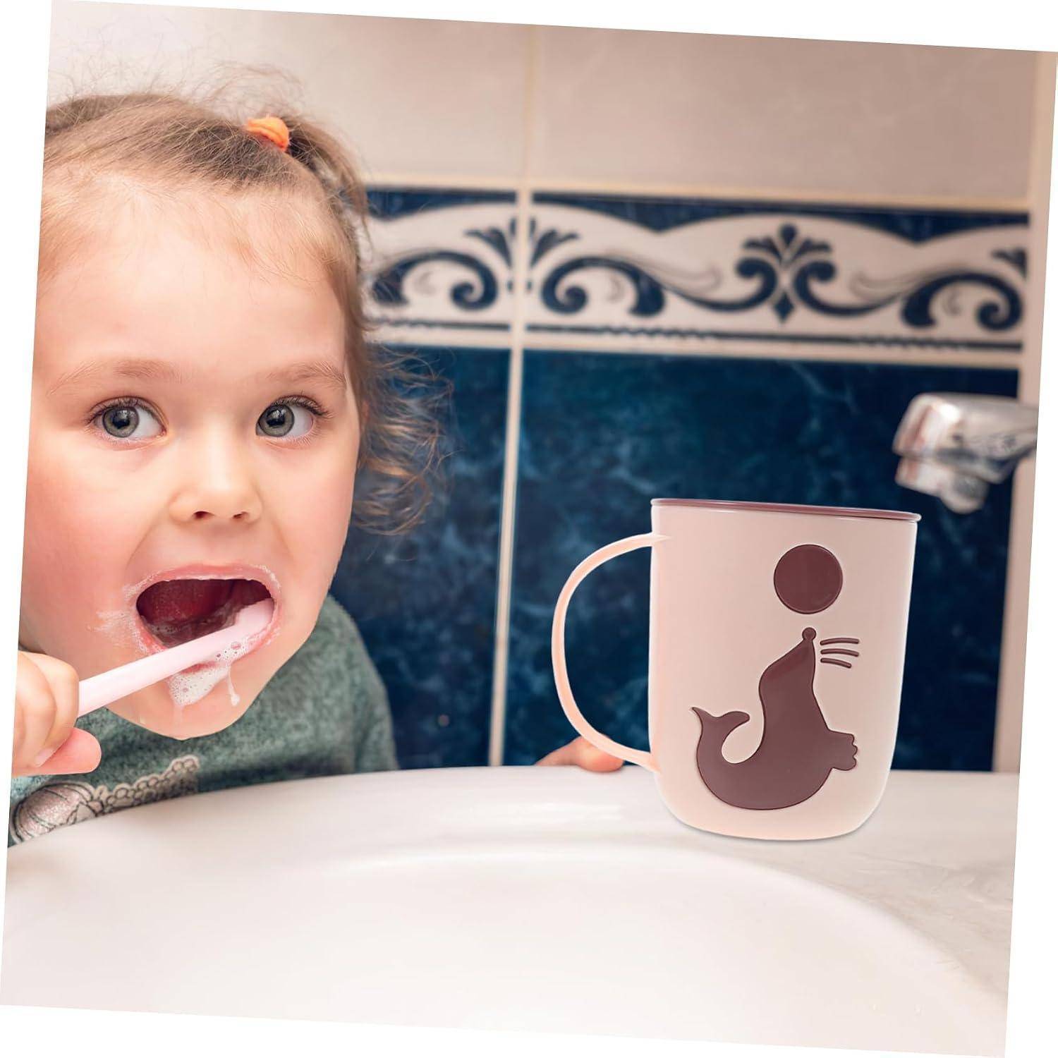 Kleines Kind putzt sich die Zähne am Badezimmerbecken, mit einer Zahnbürste im Mund und einem Becher neben ihr.