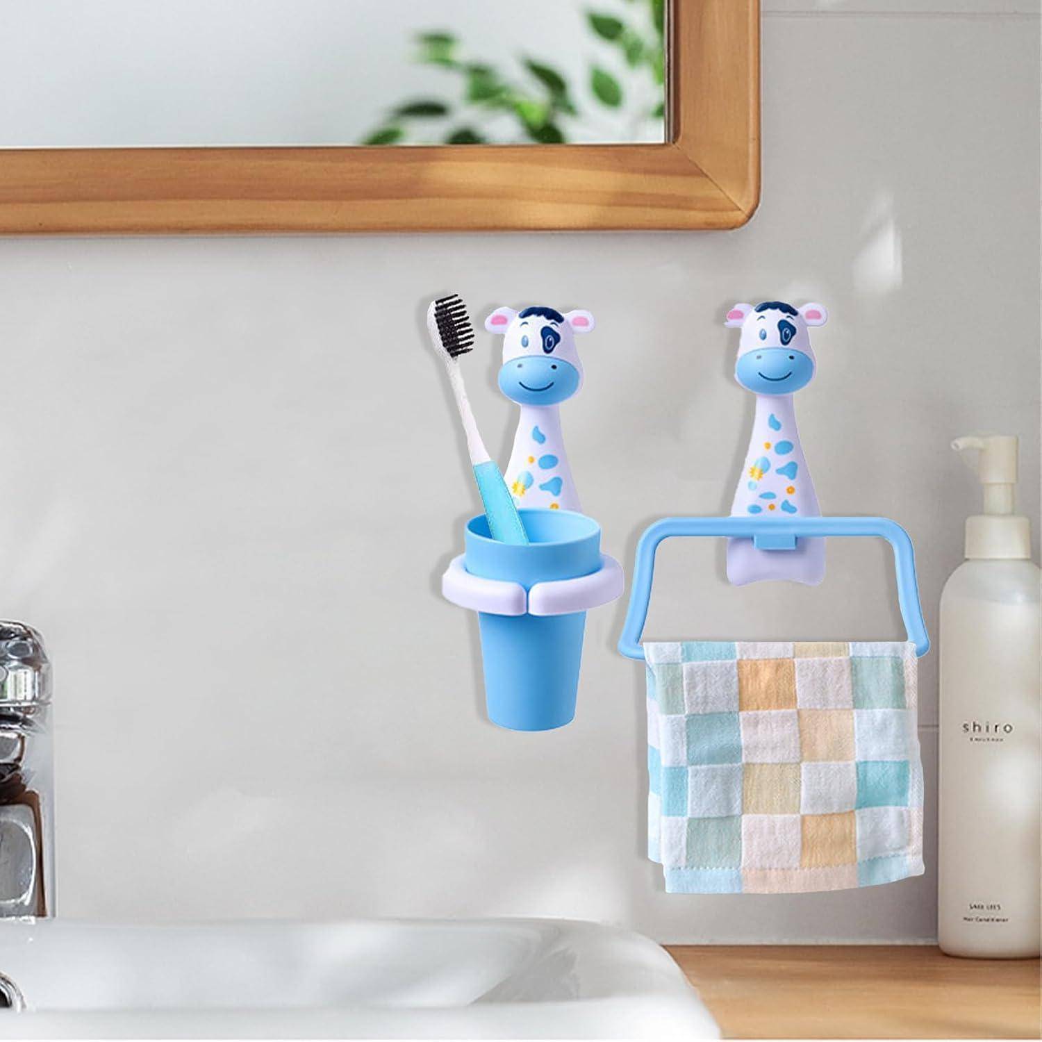 An der Wand montierte Giraffenhalter organisieren eine Zahnbürste und ein Handtuch neben einem Badezimmerspülbecken und einem Seifenspender.