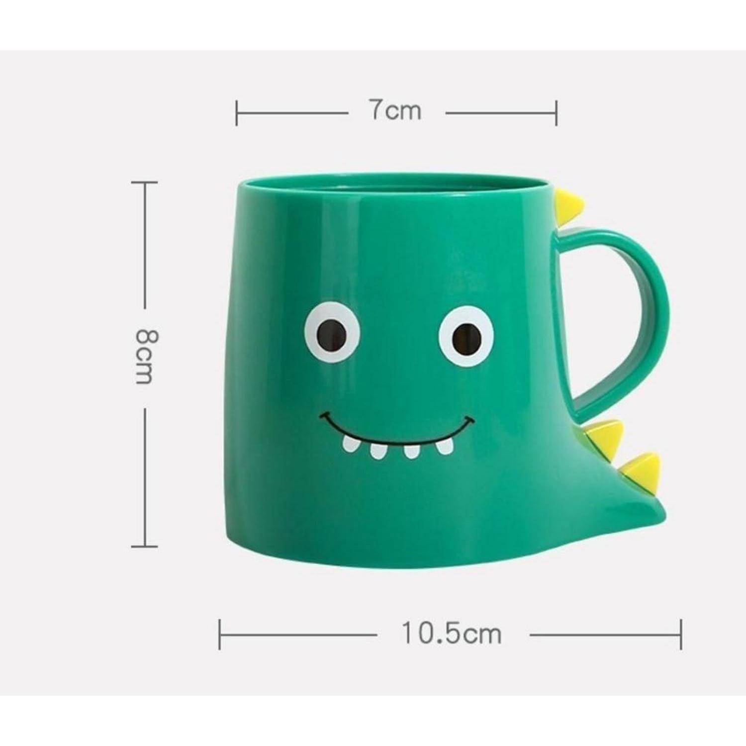 Grüne dinosaurierfarbige Tasse in Dinosaurierform mit lachendem Gesicht, Henkel und gelben Stacheln; gekennzeichnete Abmessungen 8 cm hoch, 7 cm breit, 10,5 cm lang.