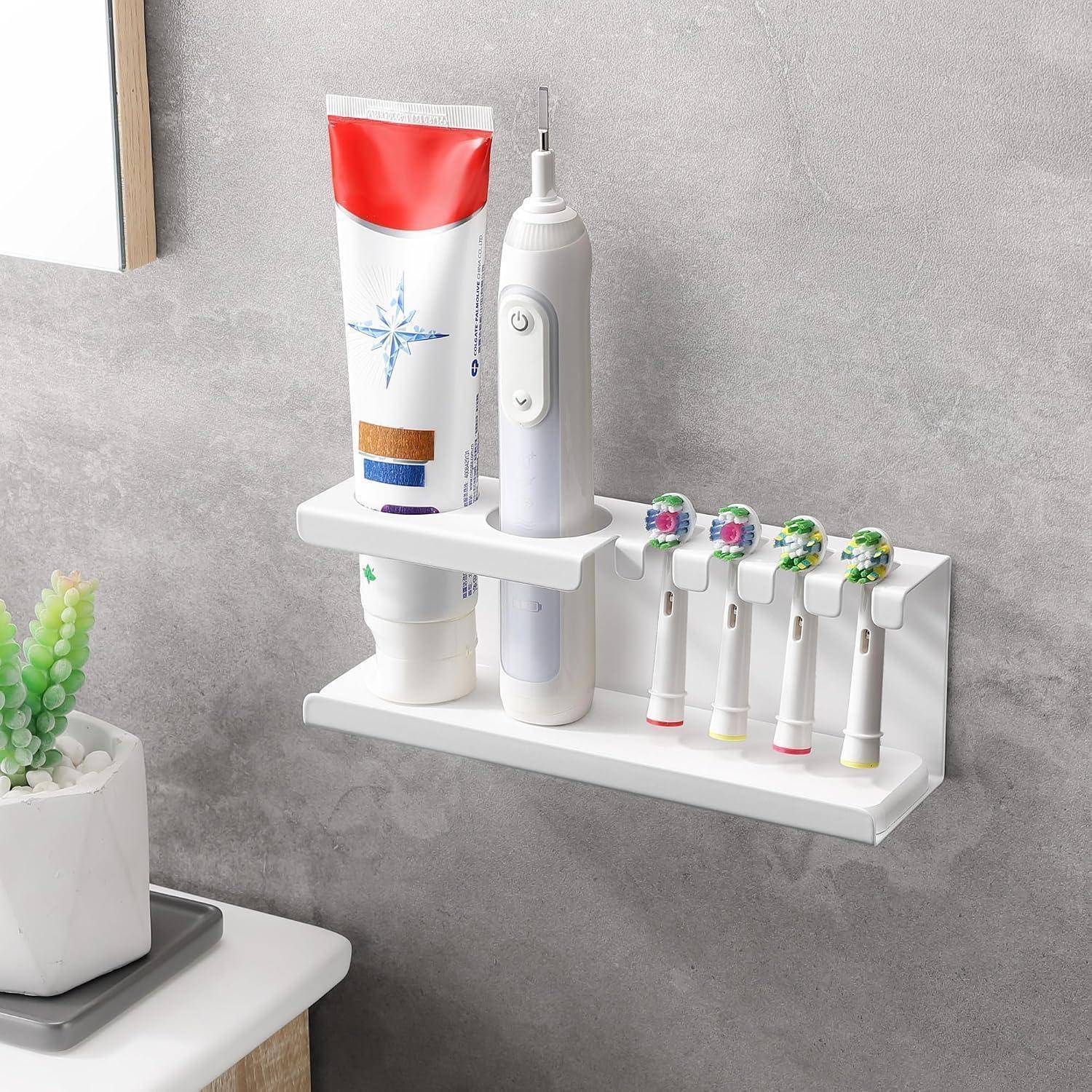 An der Wand montierter Badezimmerorganizer, der eine Zahnpastatube, eine elektrische Zahnbürste, einen Becher und vier Zahnbürsten hält