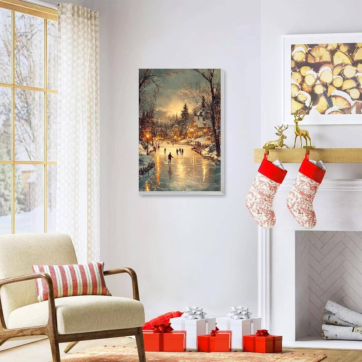 Gemütliches Wohnzimmer, das für Weihnachten dekoriert ist, mit einem brennenden Kamin, Strümpfen, eingepackten Geschenken, einem Sessel und Weihnachtskunstwerken an den Wänden.