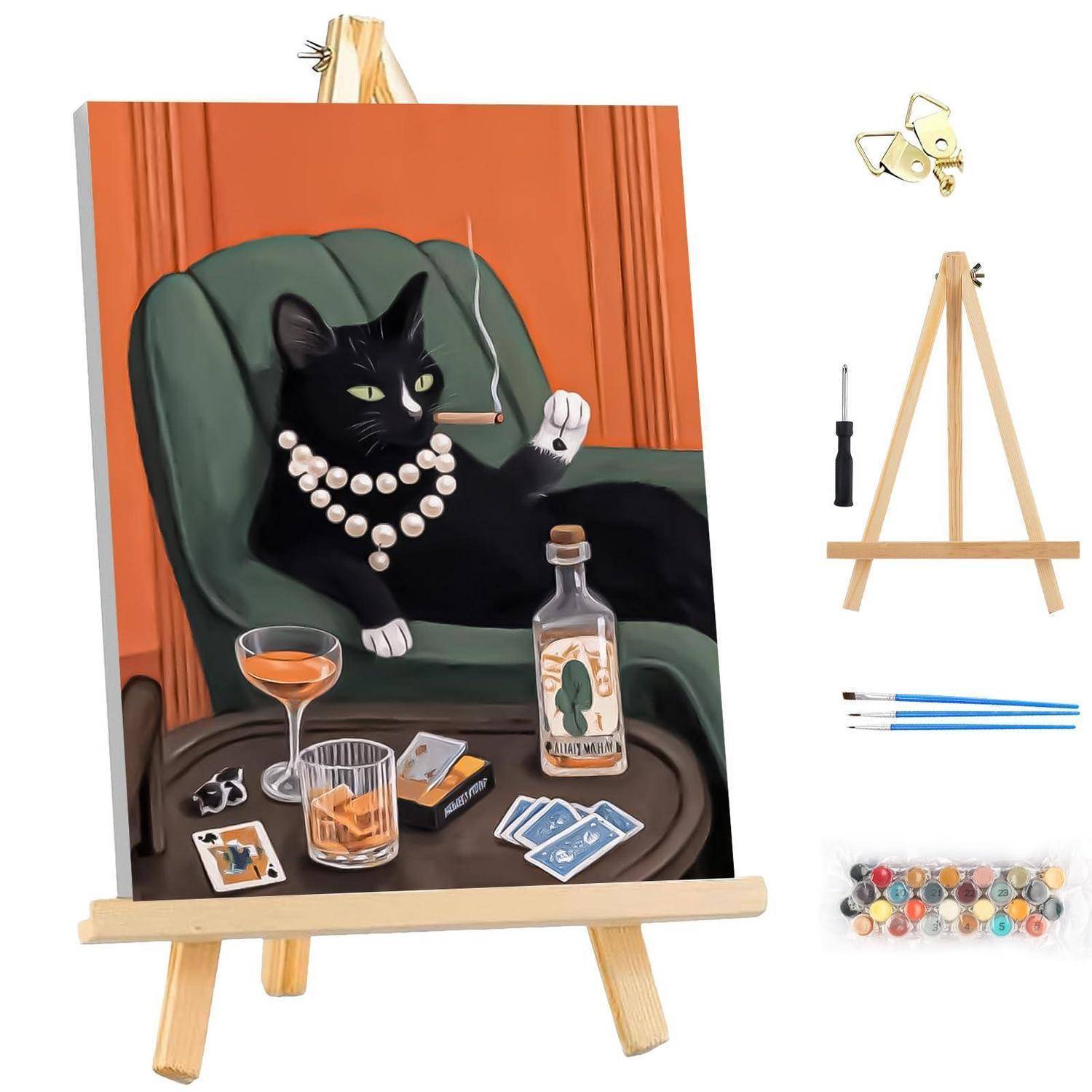 Illustrierte schwarze Katze, die in einem grünen Sessel wie in einem Porträt faulenzt, Perlen trägt und raucht, mit Karten, Getränk, Flasche und Kunstwerkzeugen rundherum.