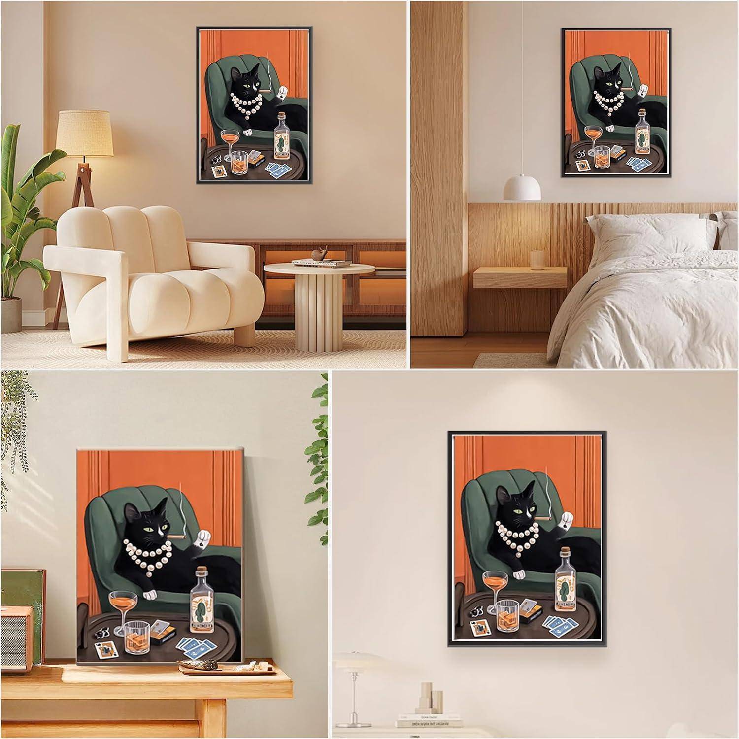 Gerahmtes Pop-Art-Porträt einer schwarzen Katze in einem grünen Stuhl mit Getränken und Spielkarten, gezeigt als Wandkunst in einem Wohnzimmer und Schlafzimmer.