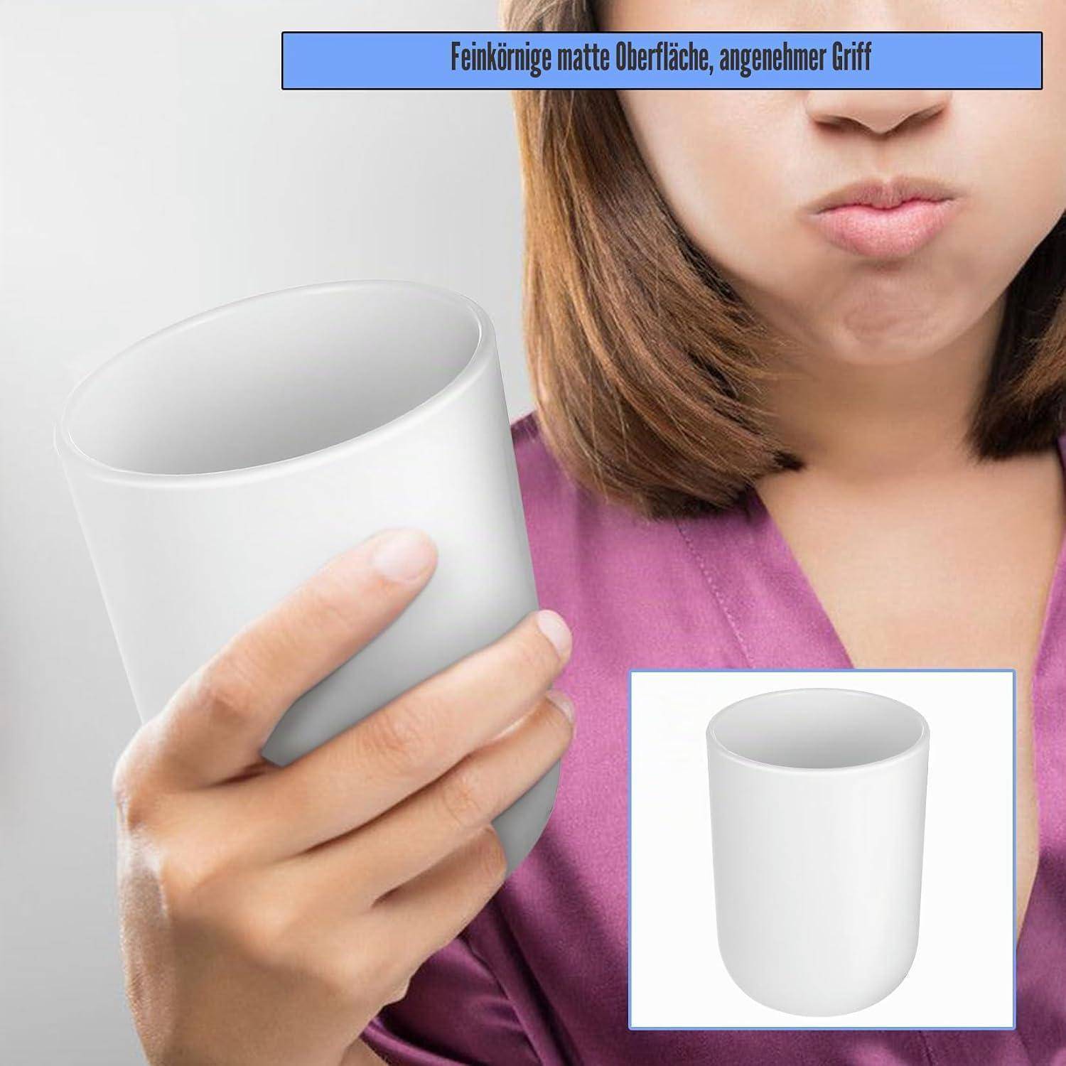Frau hält eine weiße matte Tasse; die Einfügung zeigt das Tassendesign mit deutschem Text „Feinkörnige matte Oberfläche, angenehmer Griff