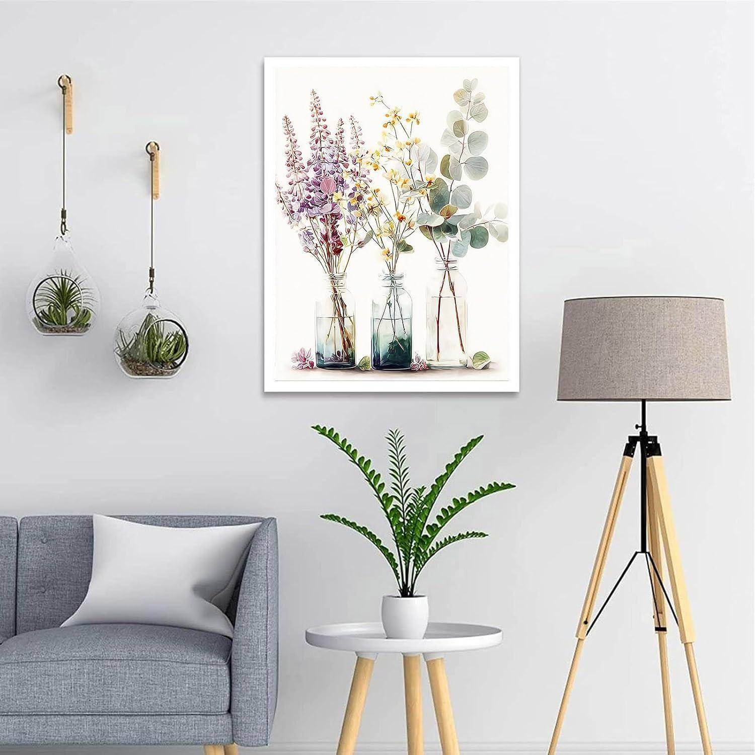 Stilvolles Wohnzimmer mit grauem Sofa, rundem Beistelltisch, Topfpflanze, Stativstehleuchte, Wandkunst und hängenden Pflanzen.