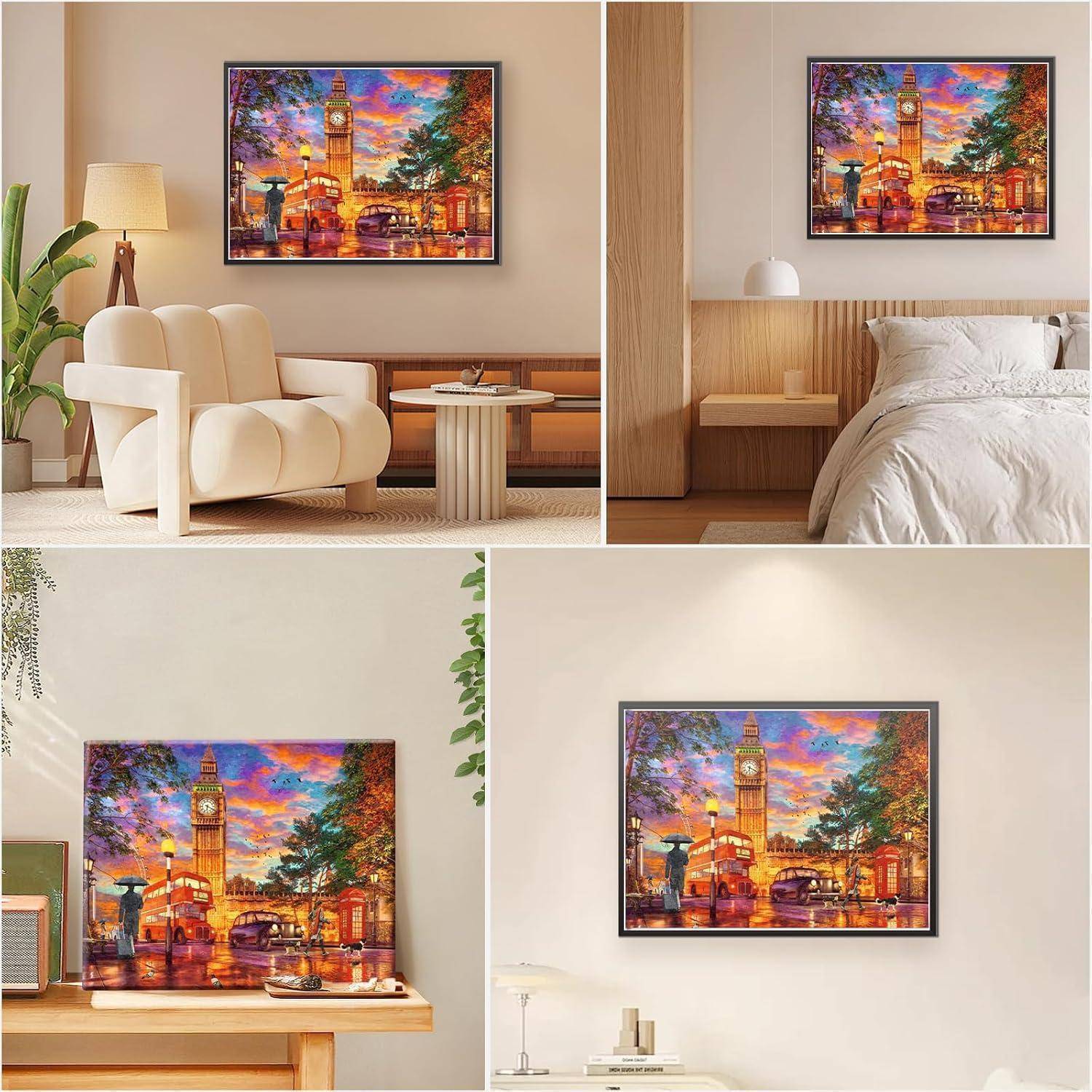Vier Raummockups zeigen einen farbenfrohen gerahmten London Big Ben Sonnenuntergangs-Druck über einem Sofa, Bett, Tisch und einer Wand in verschiedenen Innenräumen.