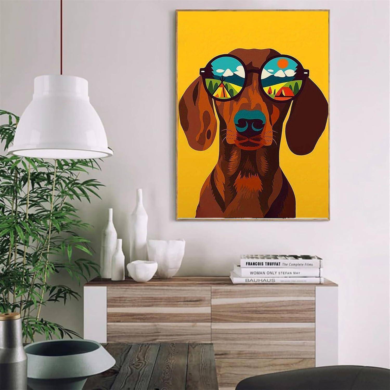 Ein farbenfrohendes Hundeporträt mit Sonnenbrille hängt über einem Schrank in einem modernen Wohnzimmer.