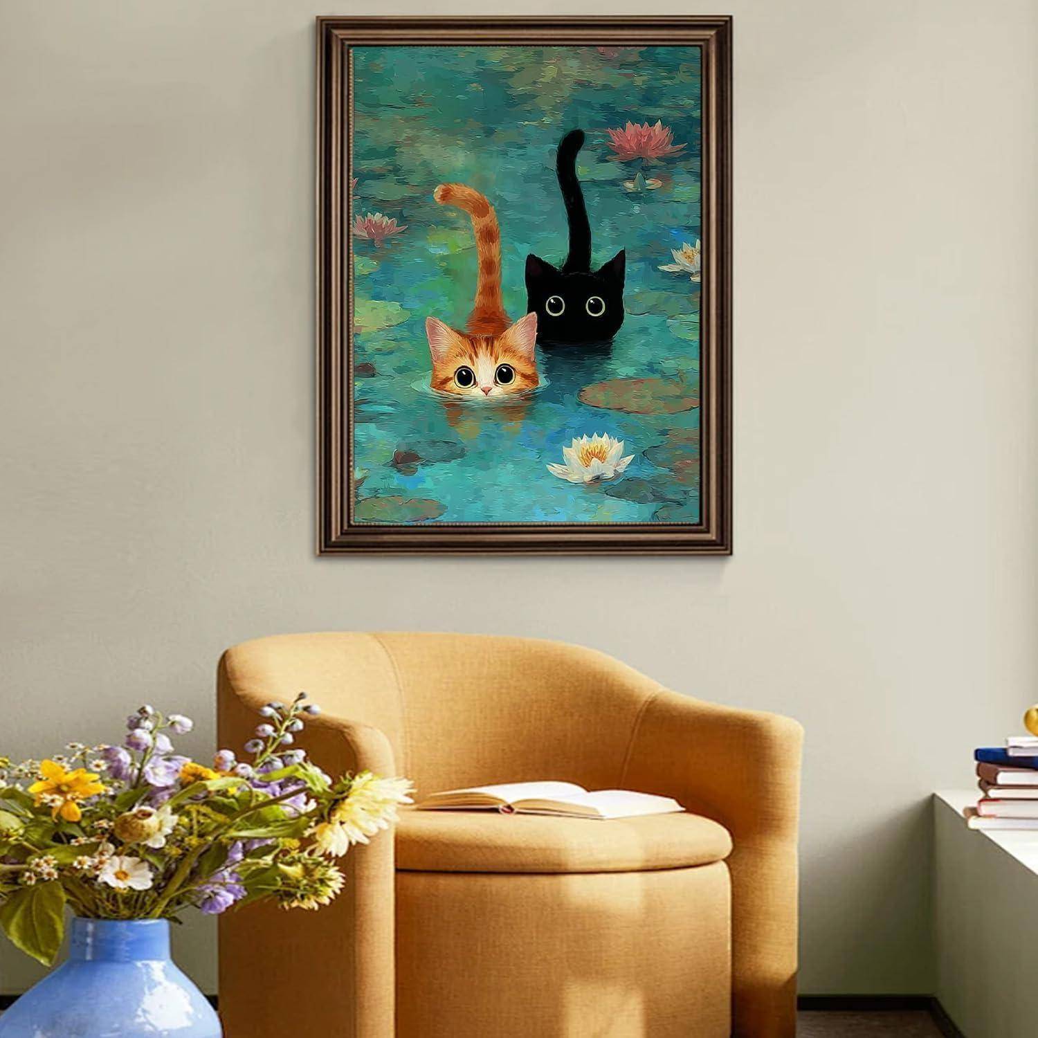 Gerahmtes Gemälde von zwei Katzen in einem blauen Teich mit Lotusblüten über einem senfgelben Stuhl in einem Wohnzimmer.