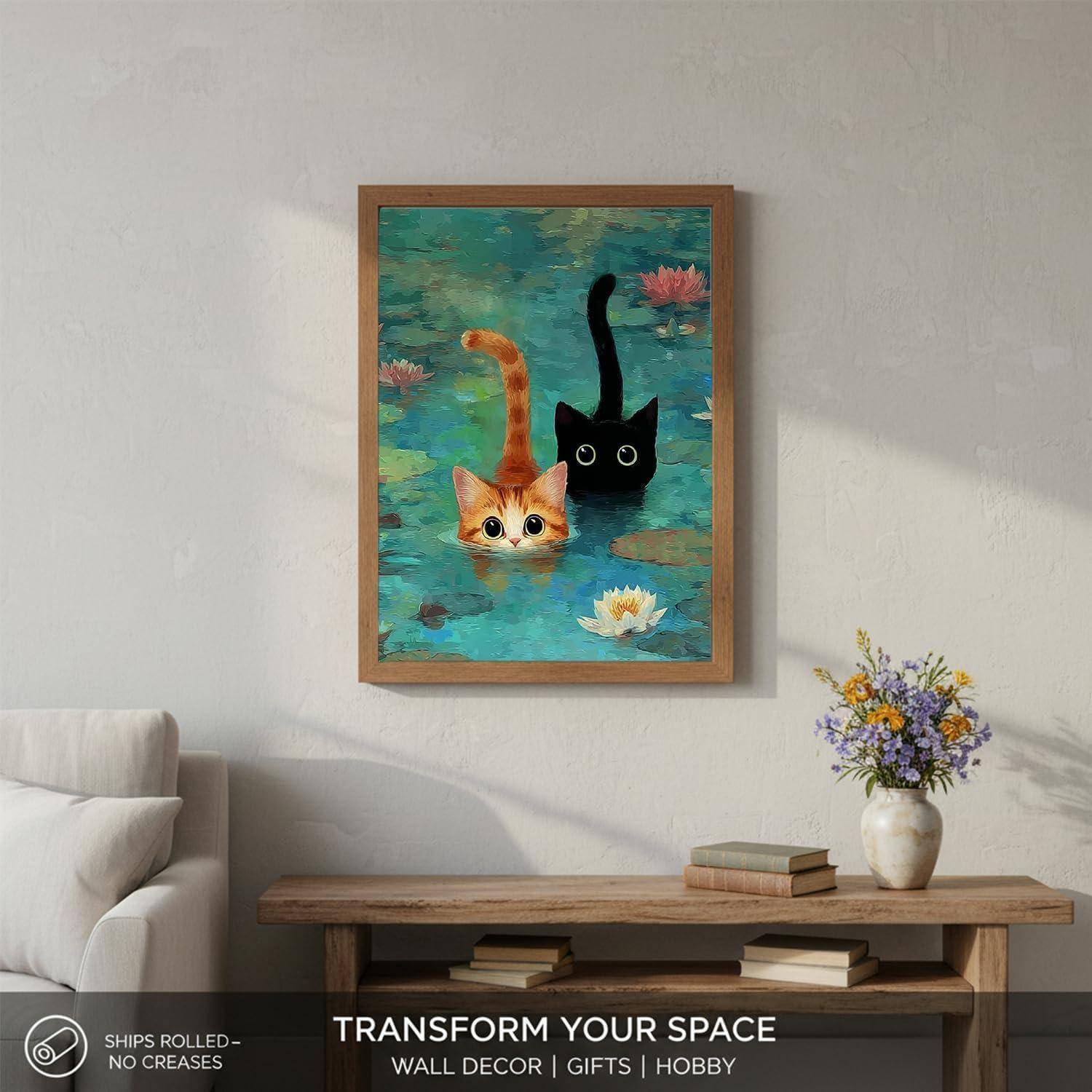 Gerahmtes Gemälde von zwei Katzen, die in blauem Wasser schwimmen, mit Blumen, das über einer Holzkonsole in einem Wohnzimmer hängt.