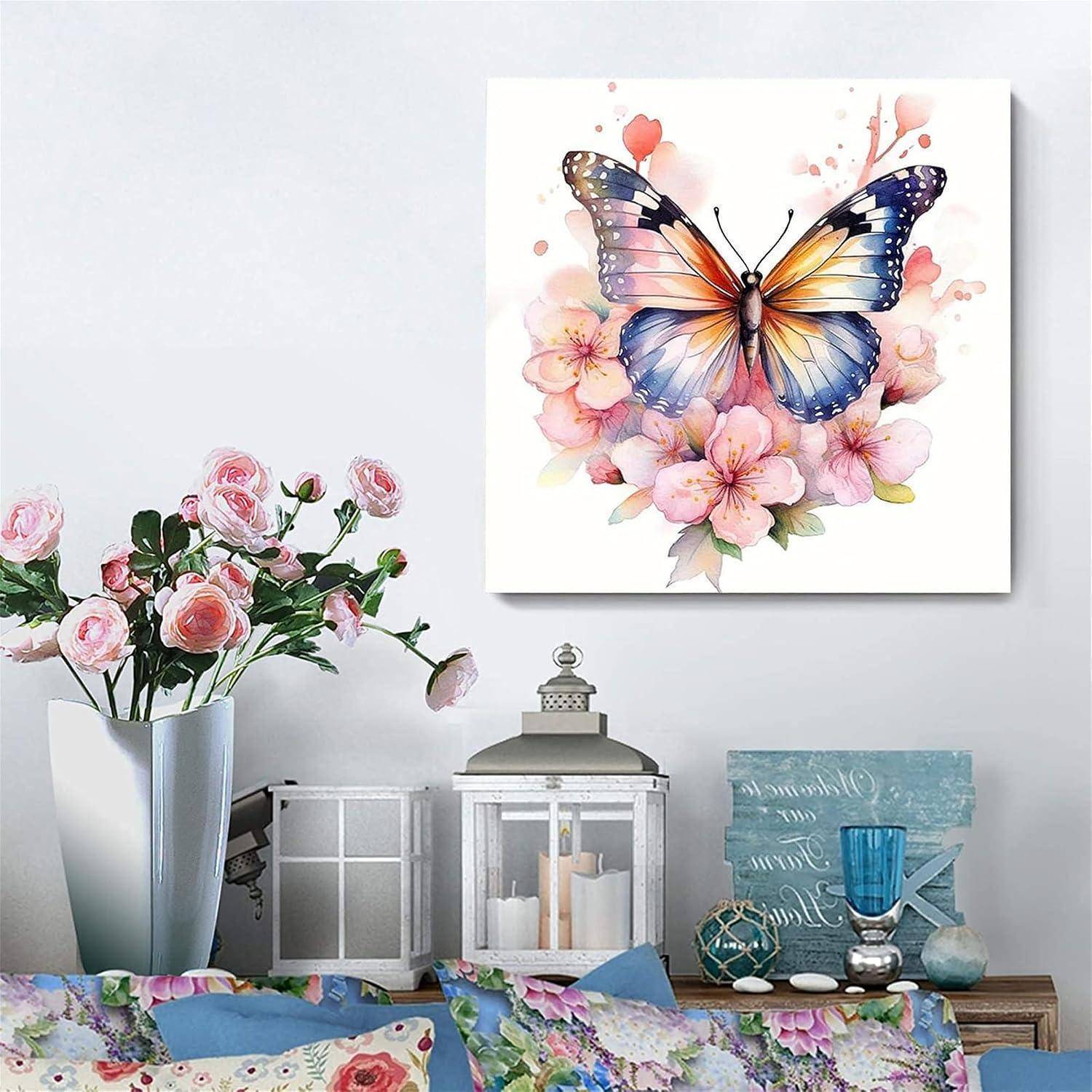 Schmetterlingsblumenmotiv an der Wand über einem Regal mit rosa Rosen, Laternen und Dekoration in einem Pastellzimmer.