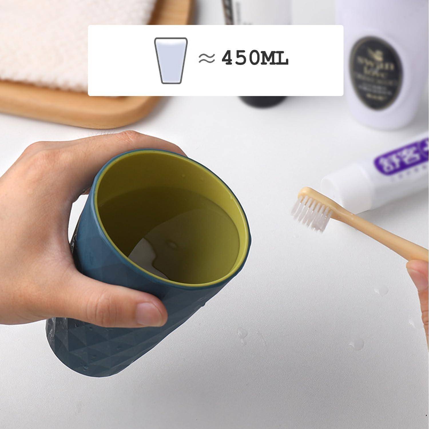 Hände, die eine Tasse und eine Zahnbürste halten, wobei Text im Bild anzeigt, dass die Tasse ungefähr 450 ml fasst.