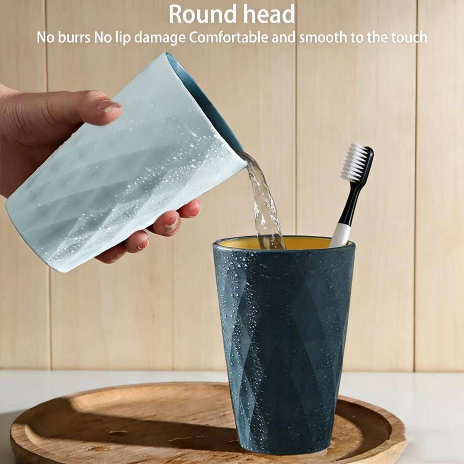 Hand gießt Wasser aus einem flexiblen Becher in ein hohes dunkles Trinkglas mit einer Zahnbürste; Text sagt „Rundkopf