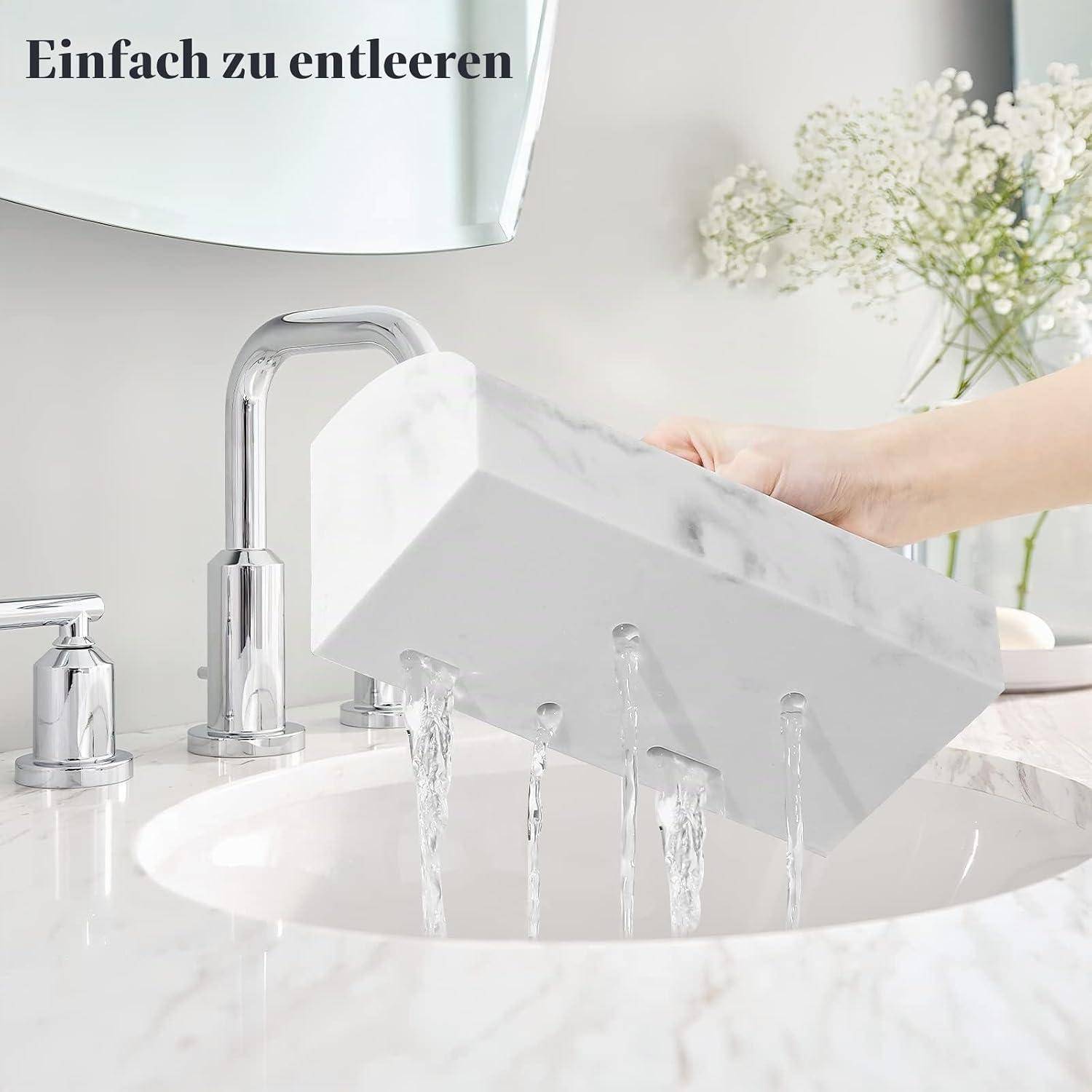 Handwäsche eines marmoraussehenden Schneidbretts in einem Badezimmerspülbecken; Text liest „Einfach zu entleeren