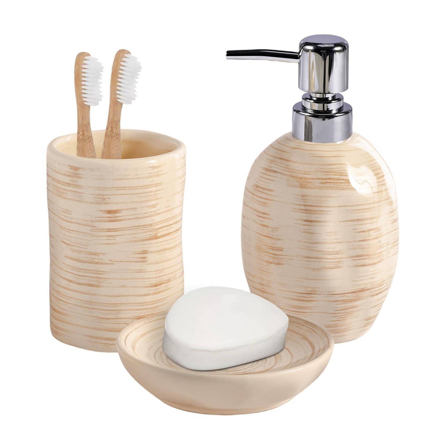 Badezimmer-Set mit Holzmaserung, bestehend aus Seifenspender, Zahnbürstenhalter und Seifenschale mit Stückseife auf weißem Hintergrund.