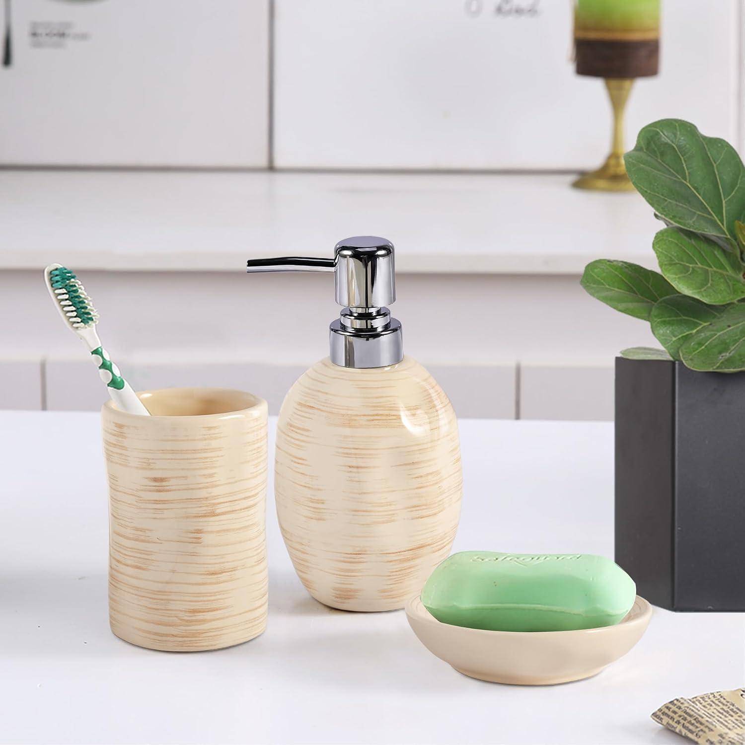 Badezimmer-Accessoires-Set auf einer weißen Arbeitsplatte: Seifenspender, Zahnbürstenbecher mit Zahnbürste, Seifenschale und eine Topfpflanze.