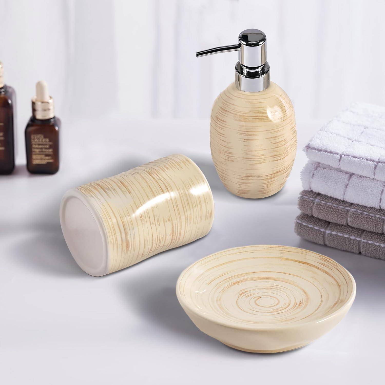 Badezimmerzubehörsatz mit Seifenspender, Zahnputzbecher, Seifenschale und gefalteten Handtüchern in heller Holzmaserungsoptik.