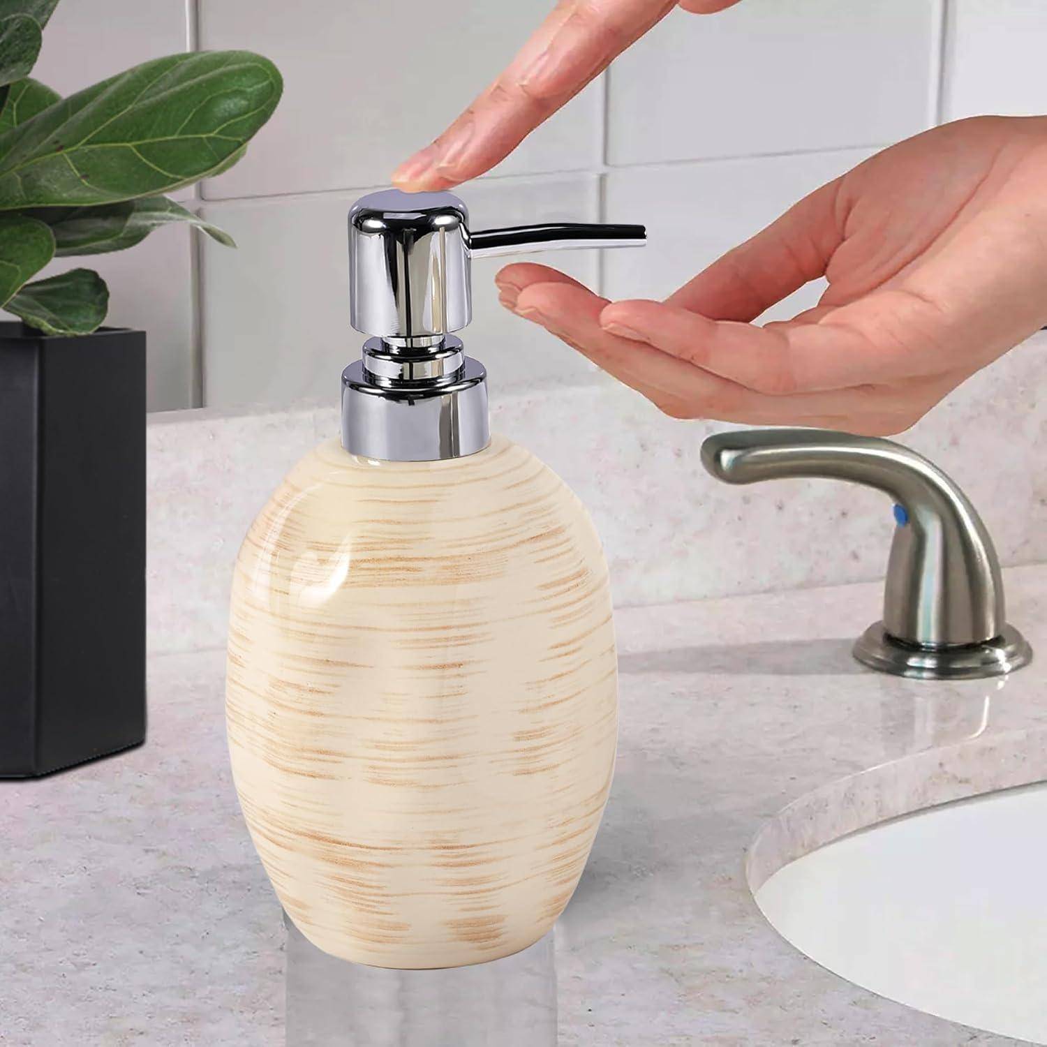 Hände drücken einen Pumpenseifenspender auf einer Badezimmerablage neben einem Waschbecken und Wasserhahn.