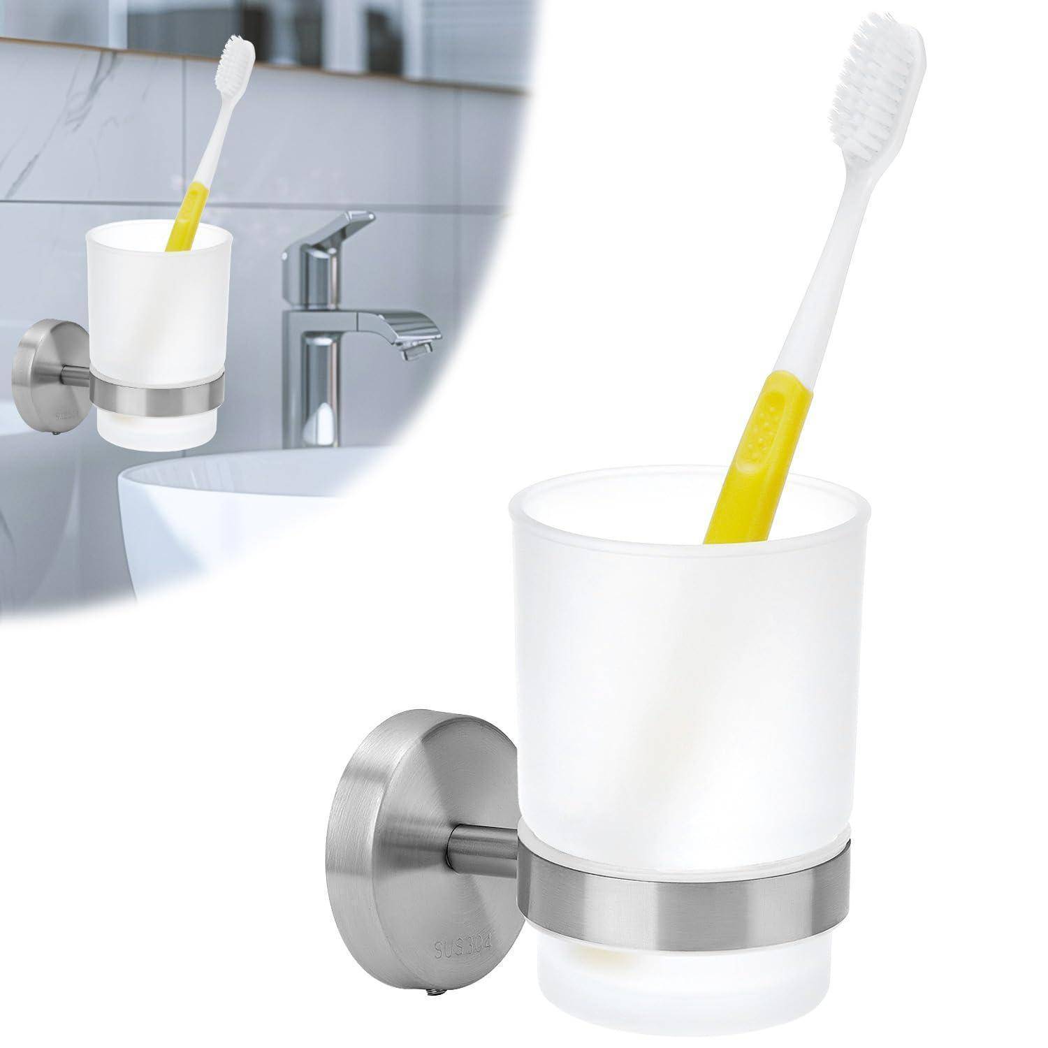 Wandmontierter Badezimmer-Zahnbürstenhalter mit Becher und Zahnbürste, dargestellt neben einem Waschbecken und einer Armatur.
