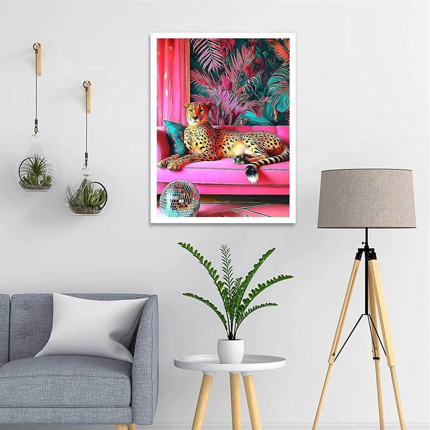 Modernes Wohnzimmer mit grauem Sofa, Stehleuchte auf Dreibein, kleinem Tisch mit Pflanze, an der Wand hängenden Pflanzen und farbenfrohem Geparden-Artwork über dem Sofa.