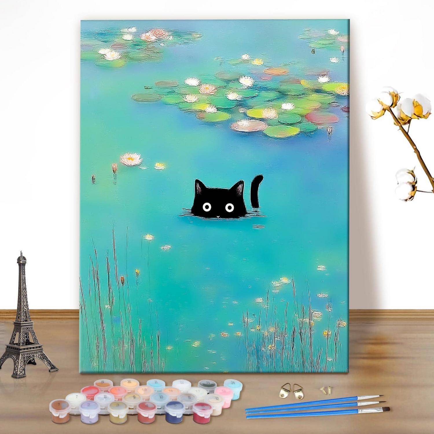 Eine schwarze Katze lugt aus türkisem Wasser unter Seerosenblättern hervor, mit Farbdosen und Pinseln darunter, was darauf hindeutet, dass ein katzenthematisches Gemälde in Arbeit ist.